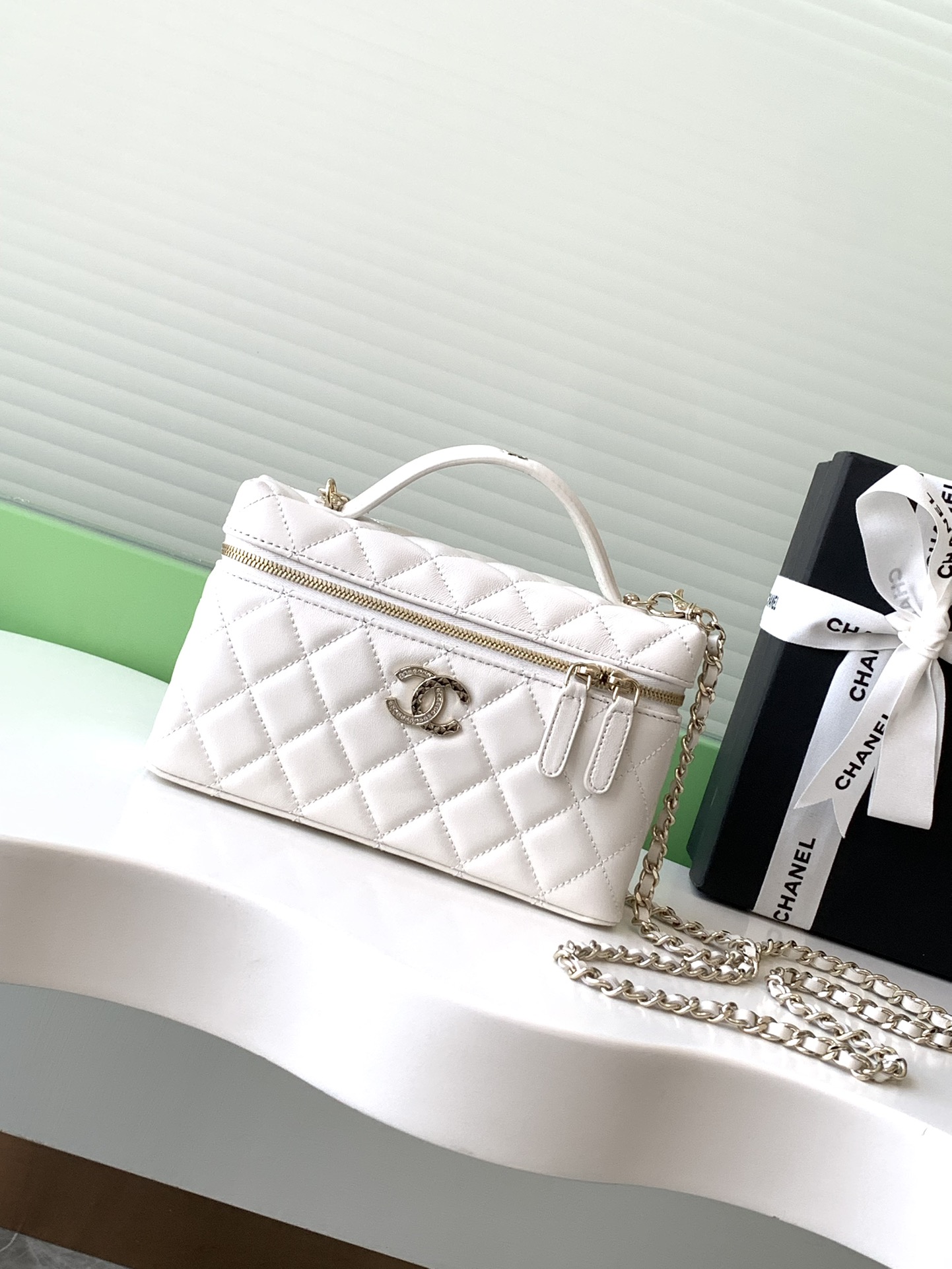 Chanel 25C Vanity Case White Leather Handbag Chanel 25C Vanity Case White Leather Handbag