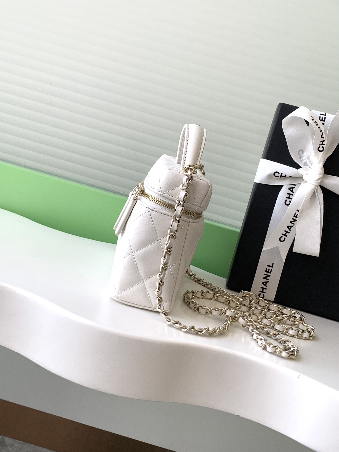 Chanel 25C Vanity Case White Leather Handbag Chanel 25C Vanity Case White Leather Handbag