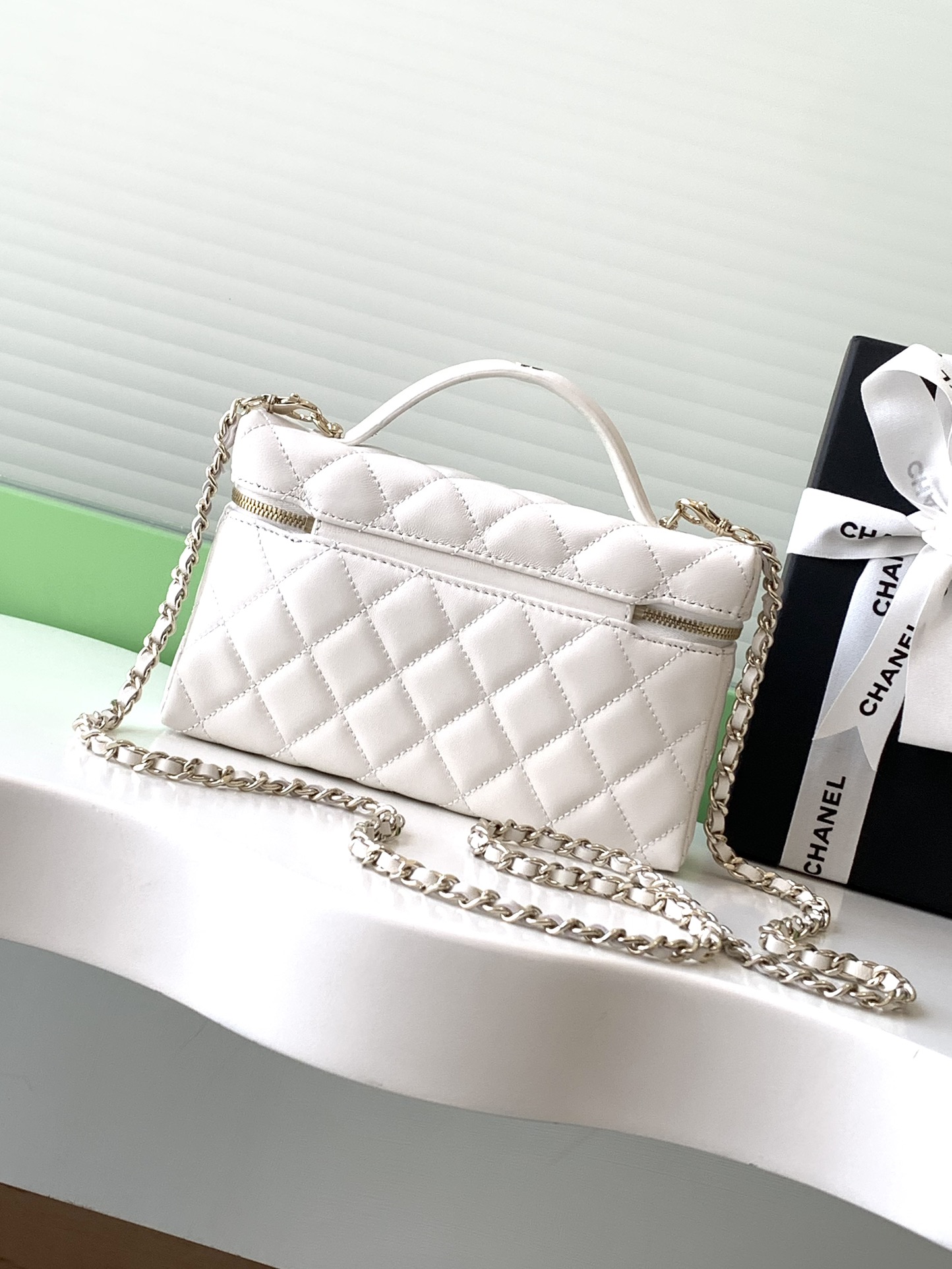 Chanel 25C Vanity Case White Leather Handbag Chanel 25C Vanity Case White Leather Handbag