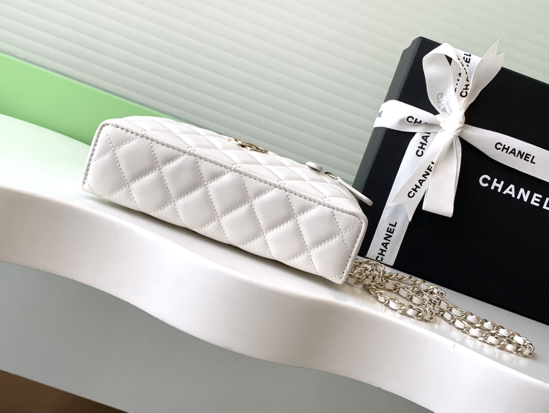 Chanel 25C Vanity Case White Leather Handbag Chanel 25C Vanity Case White Leather Handbag