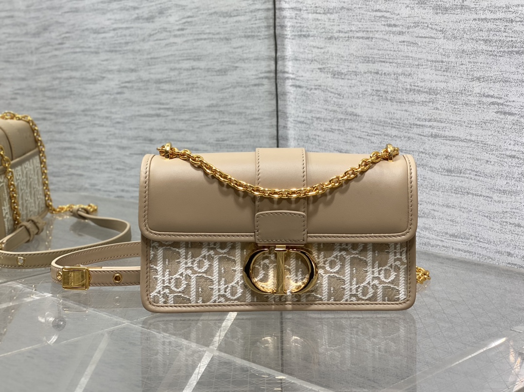 30 Montaigne East-West Bag with Chain Dior Oblique Jacquard and Natural Smooth Calfskin 30 Montaigne East-West Bag with Chain Dior Oblique Jacquard and Natural Smooth Calfskin