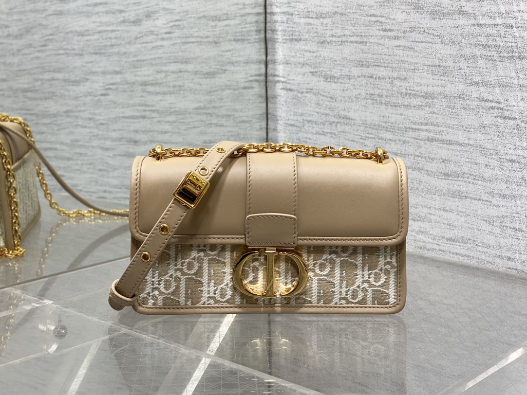 30 Montaigne East-West Bag with Chain Dior Oblique Jacquard and Natural Smooth Calfskin 30 Montaigne East-West Bag with Chain Dior Oblique Jacquard and Natural Smooth Calfskin