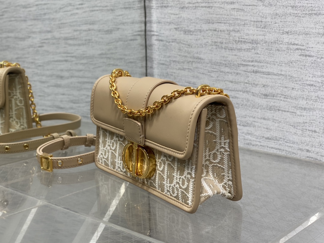 30 Montaigne East-West Bag with Chain Dior Oblique Jacquard and Natural Smooth Calfskin 30 Montaigne East-West Bag with Chain Dior Oblique Jacquard and Natural Smooth Calfskin