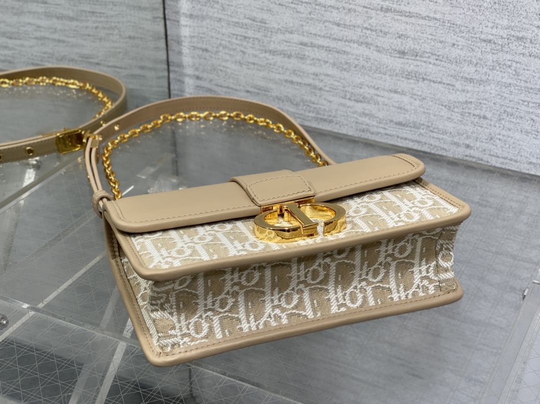 30 Montaigne East-West Bag with Chain Dior Oblique Jacquard and Natural Smooth Calfskin 30 Montaigne East-West Bag with Chain Dior Oblique Jacquard and Natural Smooth Calfskin