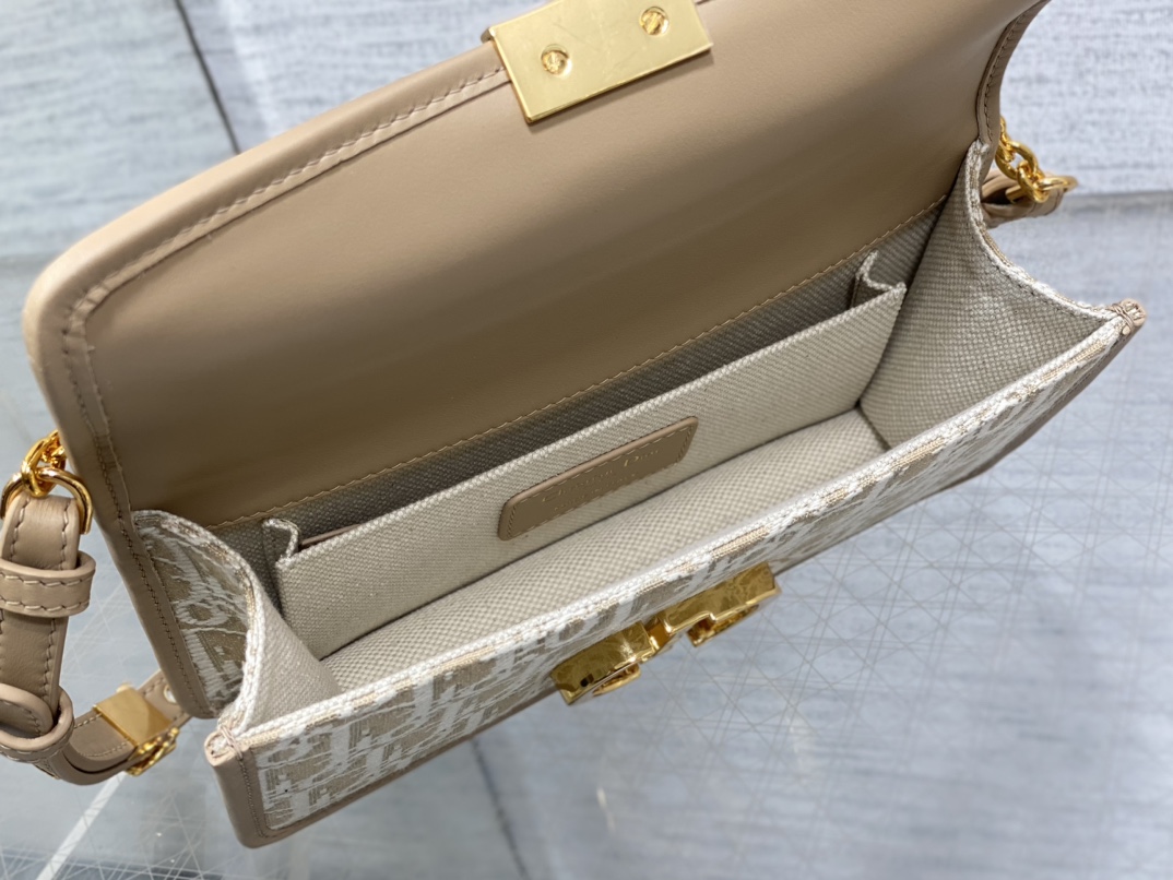 30 Montaigne East-West Bag with Chain Dior Oblique Jacquard and Natural Smooth Calfskin 30 Montaigne East-West Bag with Chain Dior Oblique Jacquard and Natural Smooth Calfskin