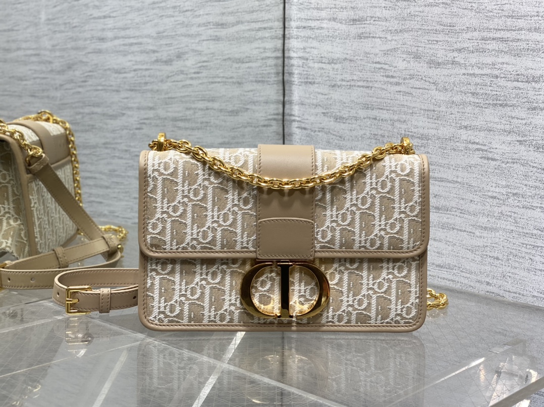 30 Montaigne East-West Bag with Chain Dior Oblique Jacquard and Natural Smooth Calfskin 30 Montaigne East-West Bag with Chain Dior Oblique Jacquard and Natural Smooth Calfskin