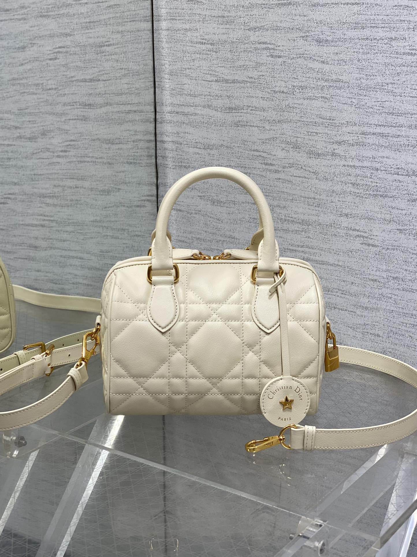 DIOR Groove 20 Bag Dusty lvory Macrocannage Calfskin DIOR Groove 20 Bag Dusty lvory Macrocannage Calfskin