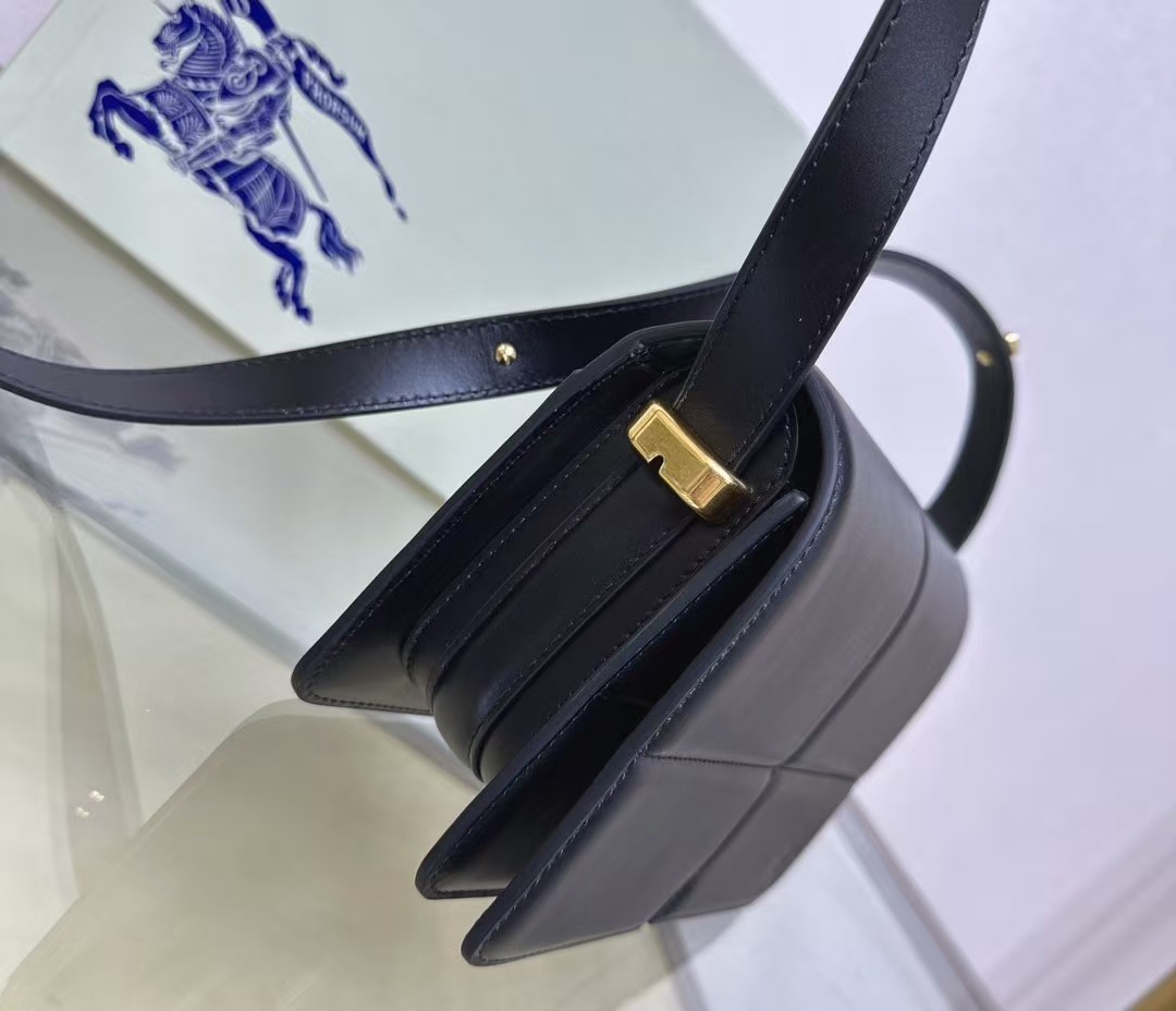 Burberry Snip Leather Crossbody Bag | Black Burberry Snip Leather Crossbody Bag | Black