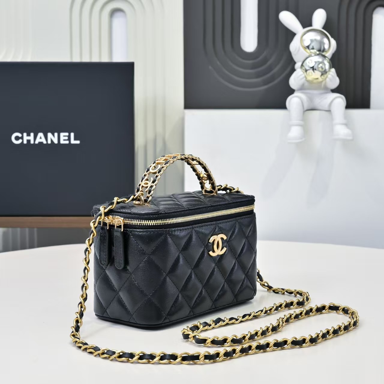 CHANEL  Lambskin Quilted Pick Me Up Vanity Case Black
