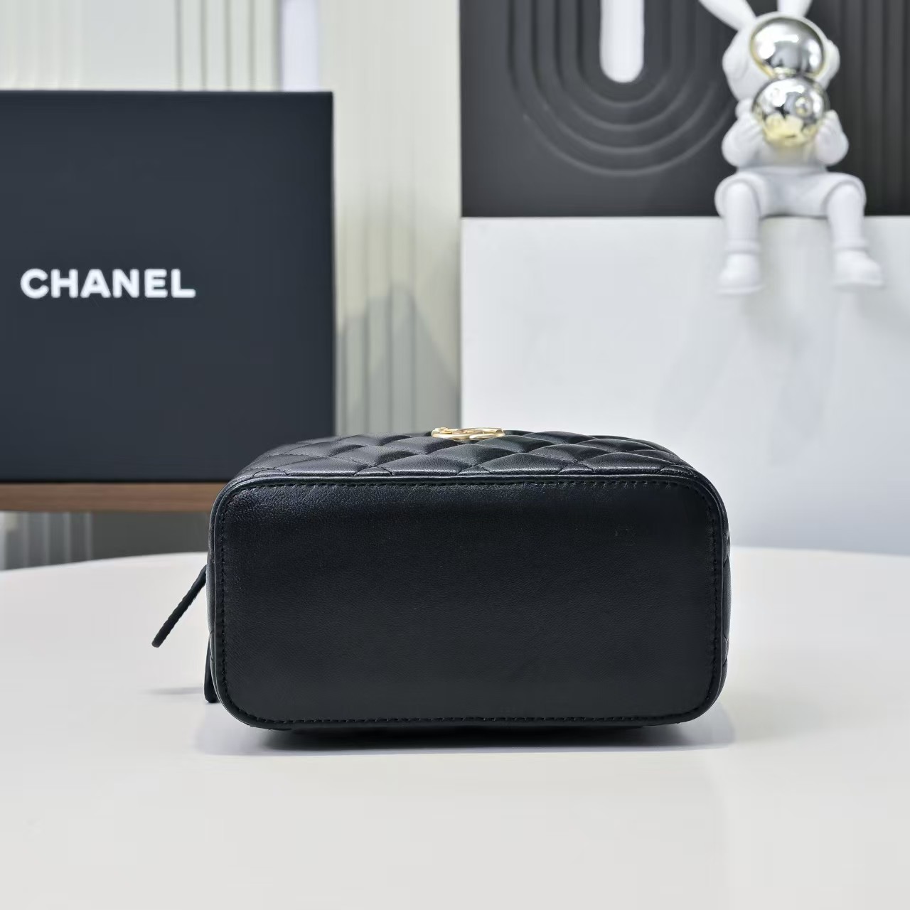 CHANEL  Lambskin Quilted Pick Me Up Vanity Case Black