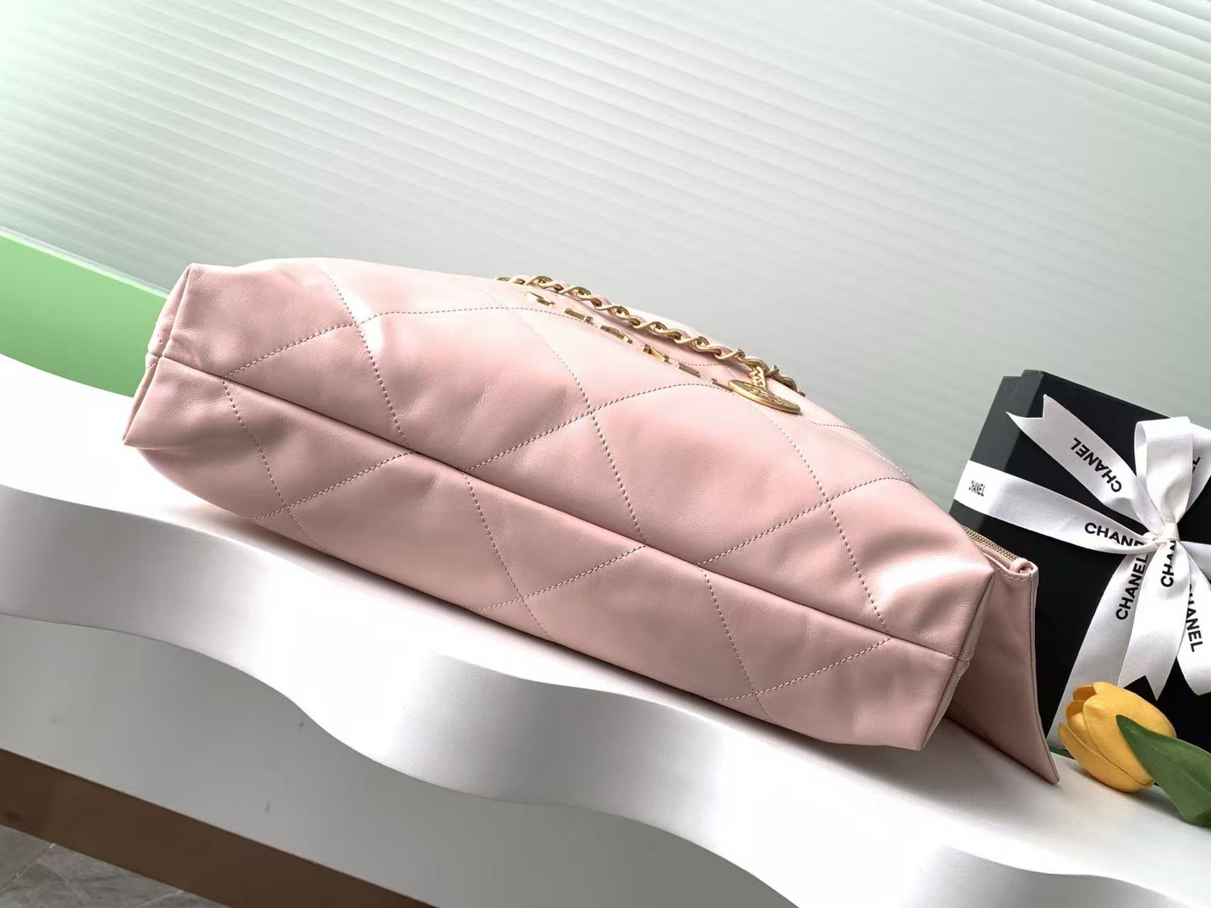 CHANEL Shiny Calfskin Quilted Medium Chanel 22 Light Pink