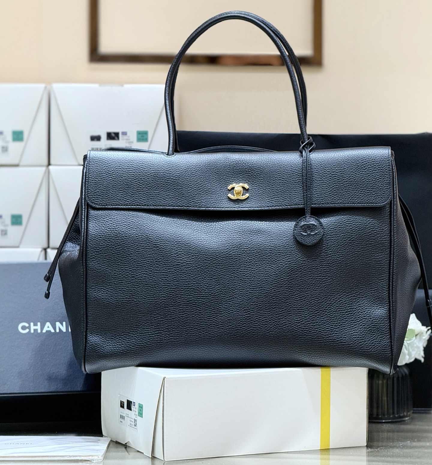 Chanel Large tote, Grained calfskin &gold-tone metal, black