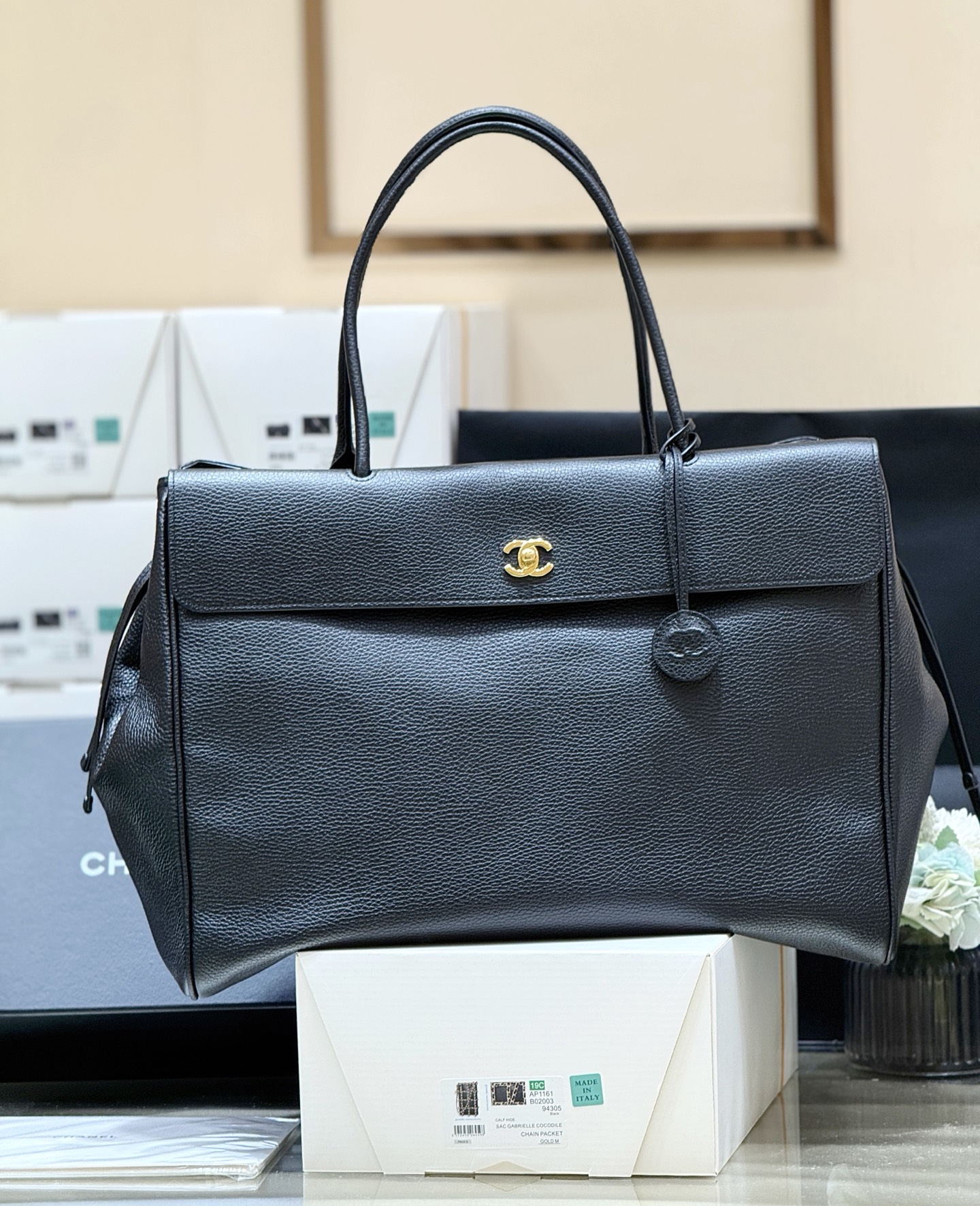 Chanel Large tote, Grained calfskin &gold-tone metal, black
