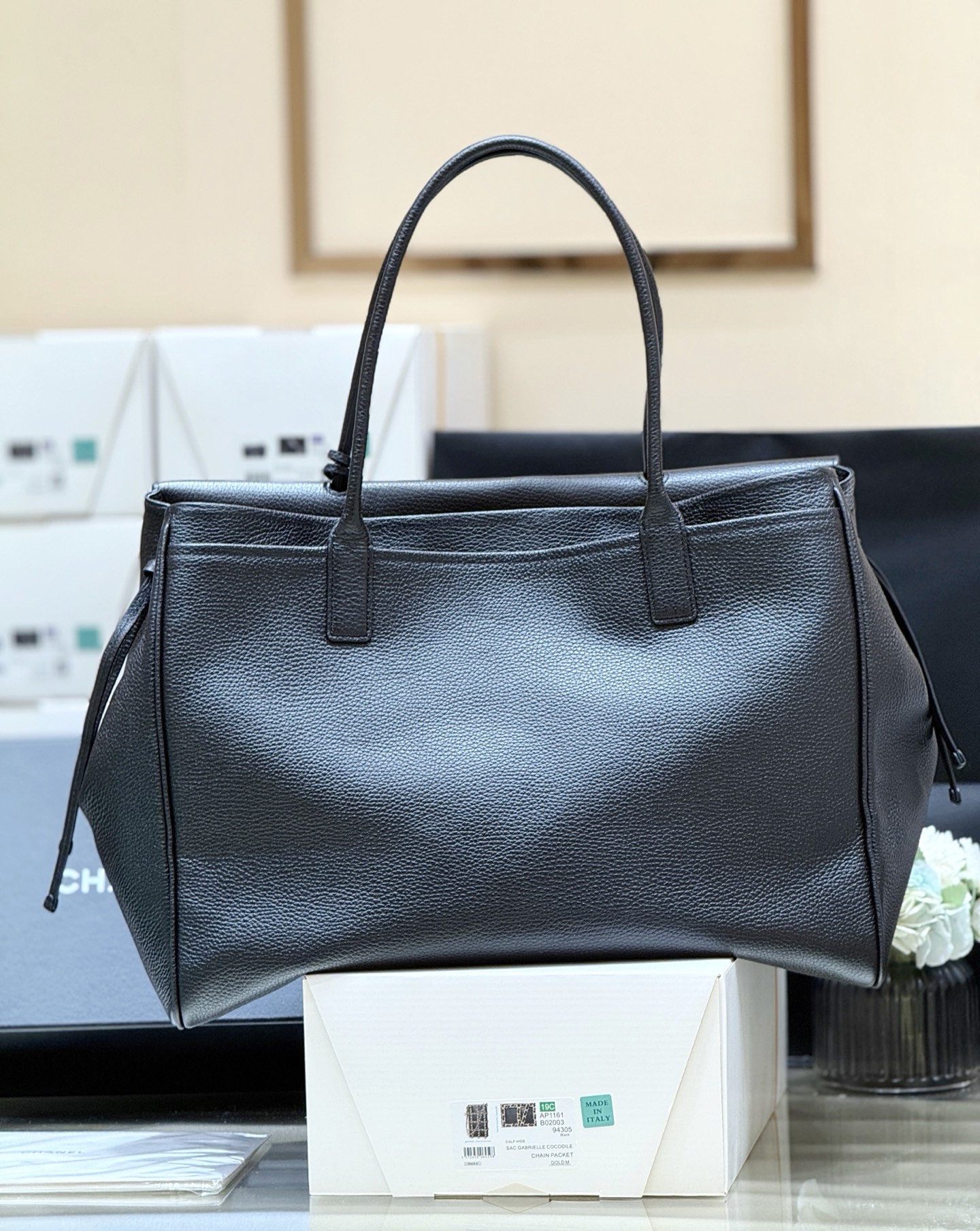 Chanel Large tote, Grained calfskin &gold-tone metal, black