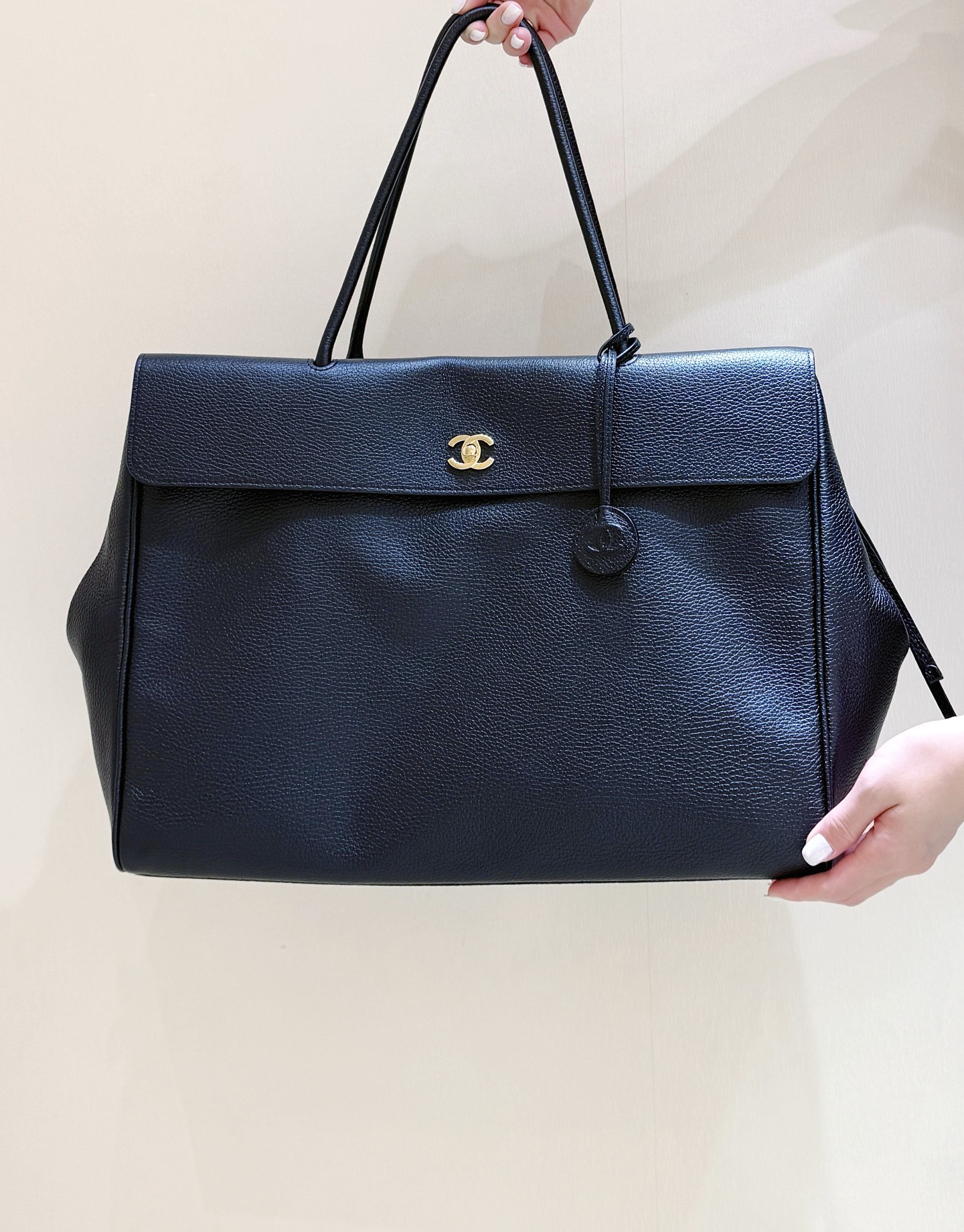 Chanel Large tote, Grained calfskin &gold-tone metal, black