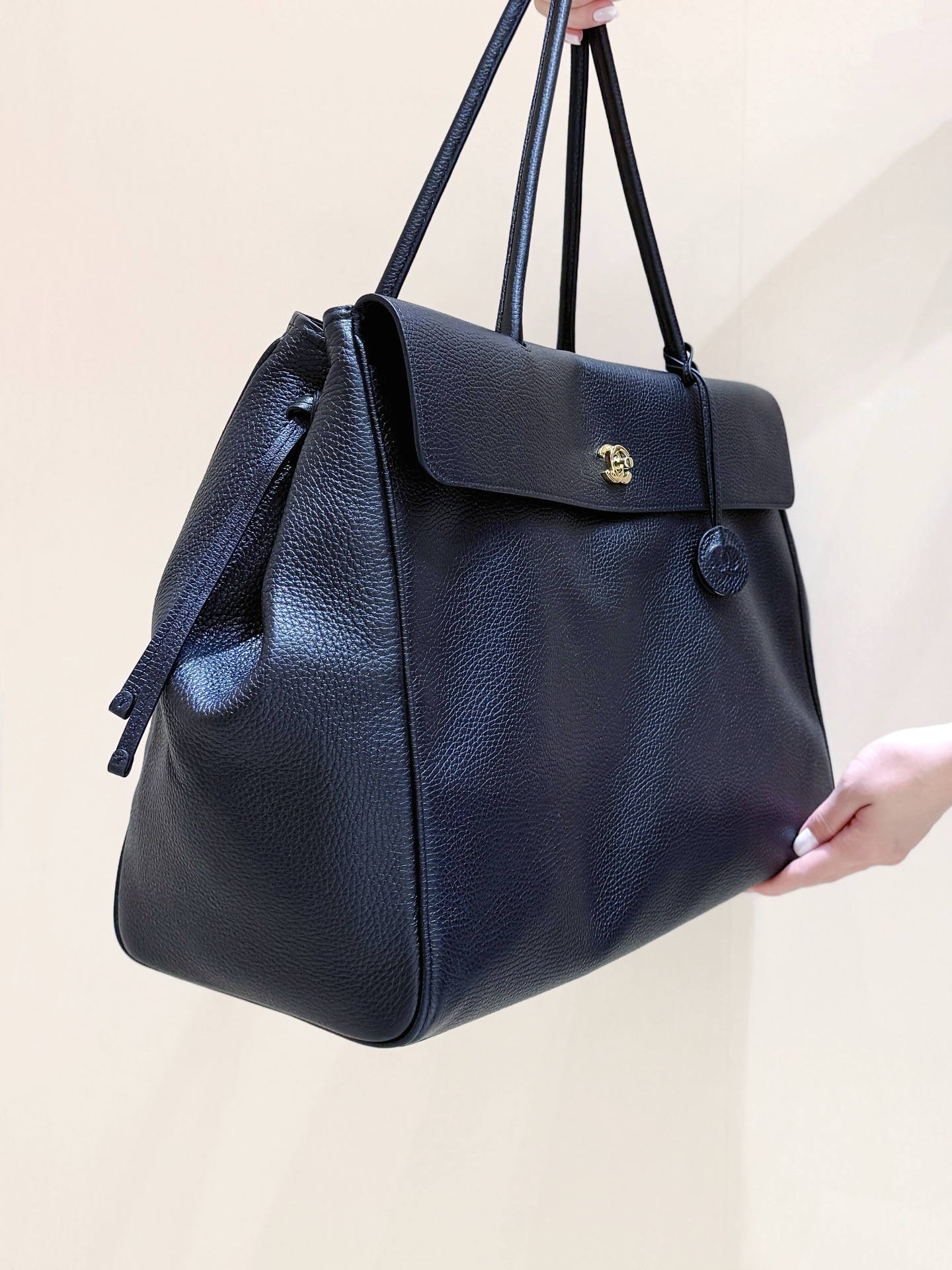 Chanel Large tote, Grained calfskin &gold-tone metal, black