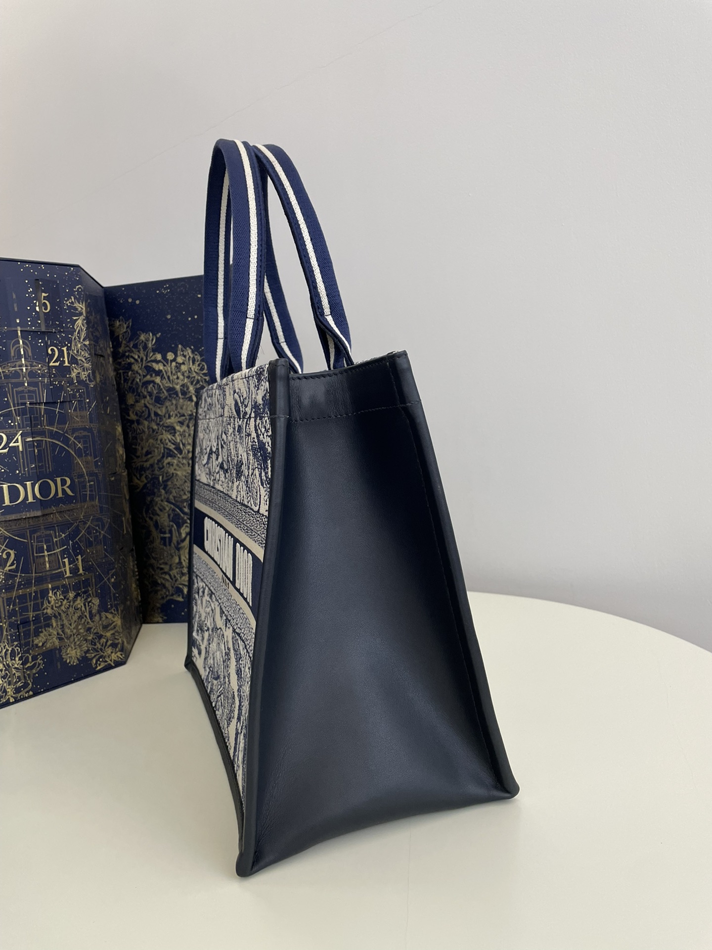Medium Dior Book Tote Blue and Ecru Toile de Jouy Reverse Embroidery (36 x 16 x 27 cm) Medium Dior Book Tote Blue and Ecru Toile de Jouy Reverse Embroidery (36 x 16 x 27 cm)
