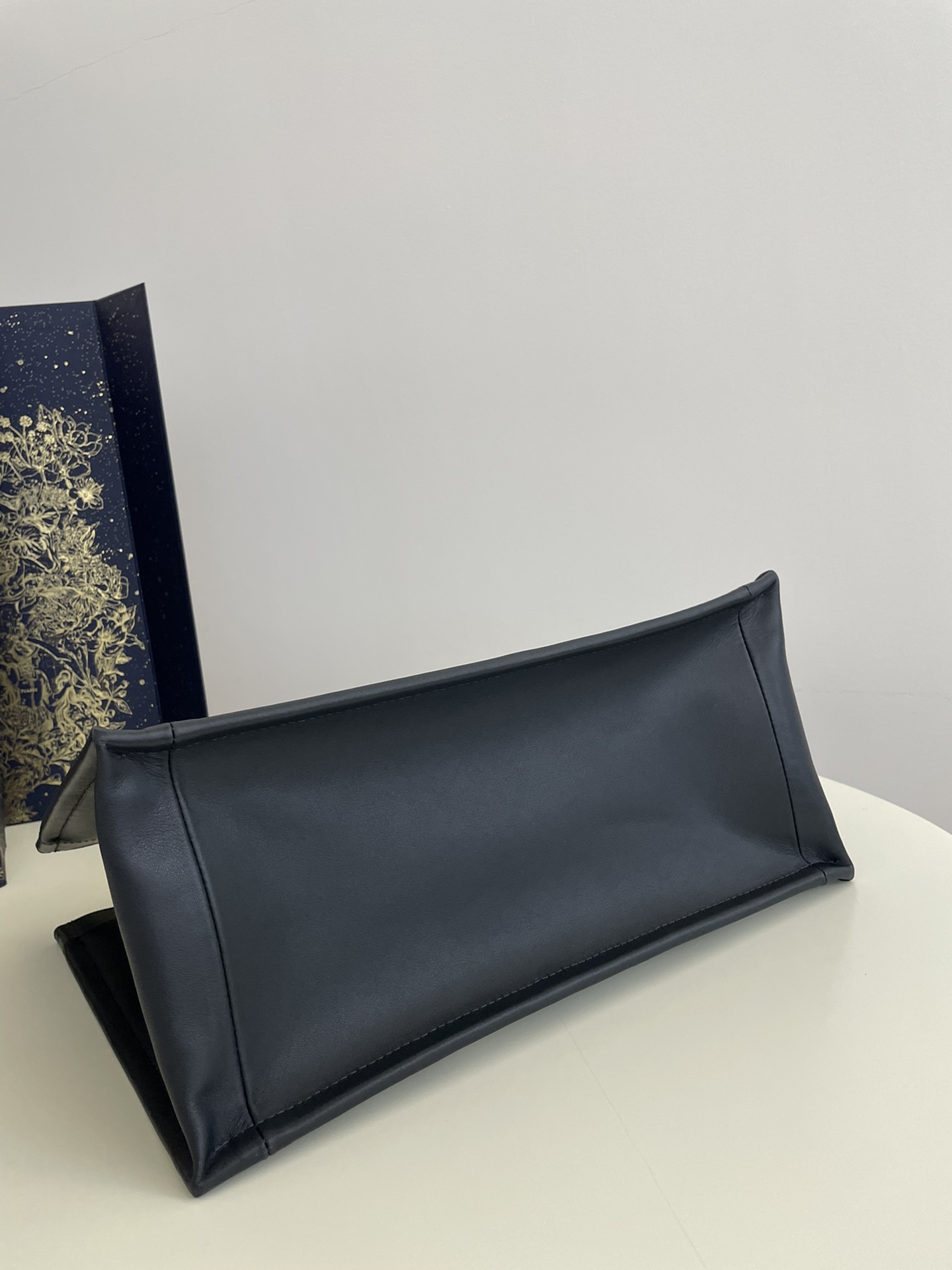 Medium Dior Book Tote Blue and Ecru Toile de Jouy Reverse Embroidery (36 x 16 x 27 cm) Medium Dior Book Tote Blue and Ecru Toile de Jouy Reverse Embroidery (36 x 16 x 27 cm)