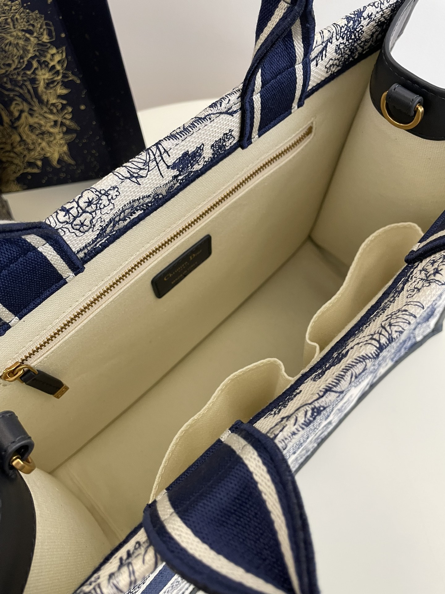 Medium Dior Book Tote Blue and Ecru Toile de Jouy Reverse Embroidery (36 x 16 x 27 cm) Medium Dior Book Tote Blue and Ecru Toile de Jouy Reverse Embroidery (36 x 16 x 27 cm)