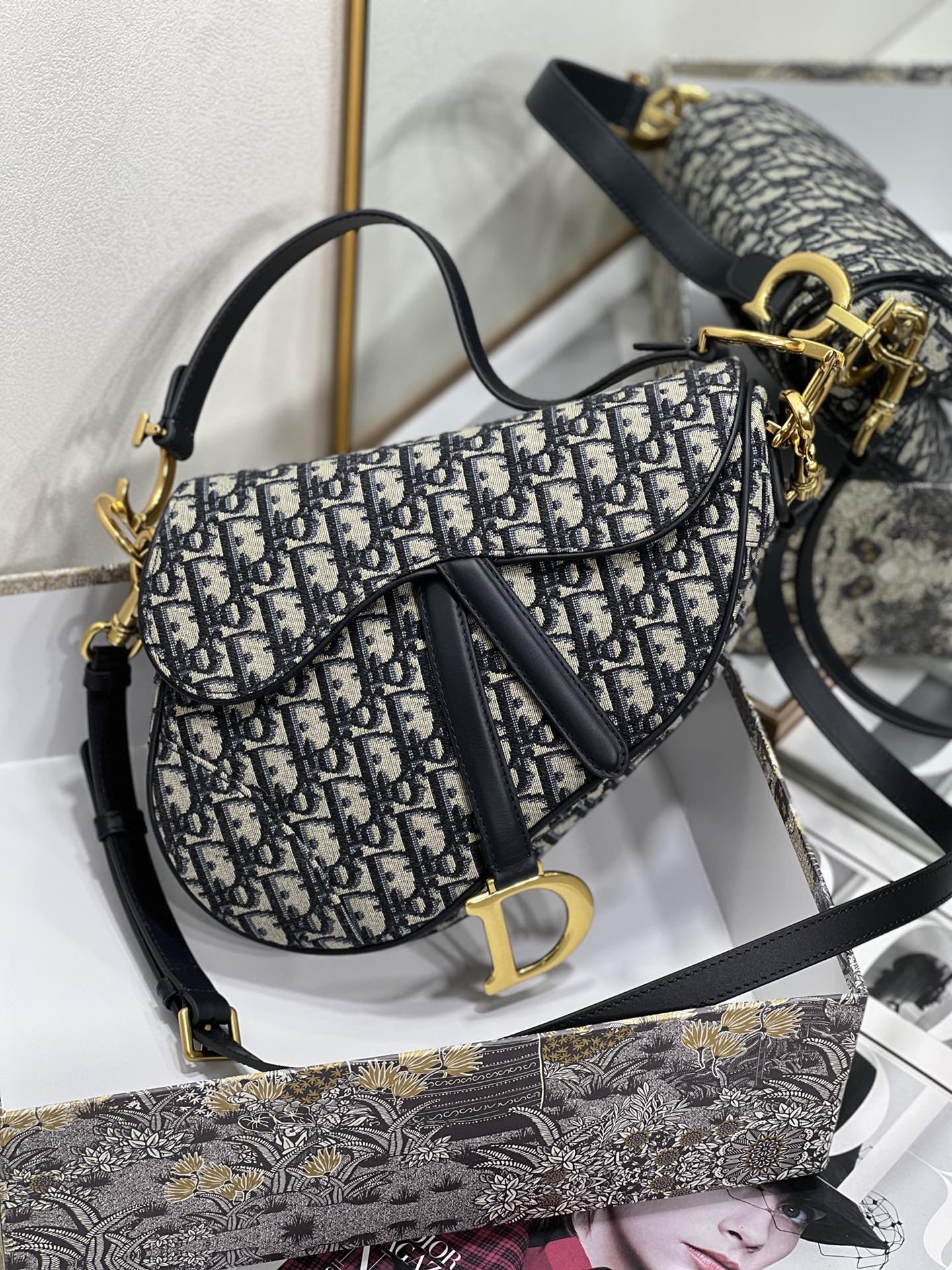Saddle Bag with Strap Blue Dior Oblique Jacquard (25.5 x 20 x 6.5 cm) Saddle Bag with Strap Blue Dior Oblique Jacquard (25.5 x 20 x 6.5 cm)