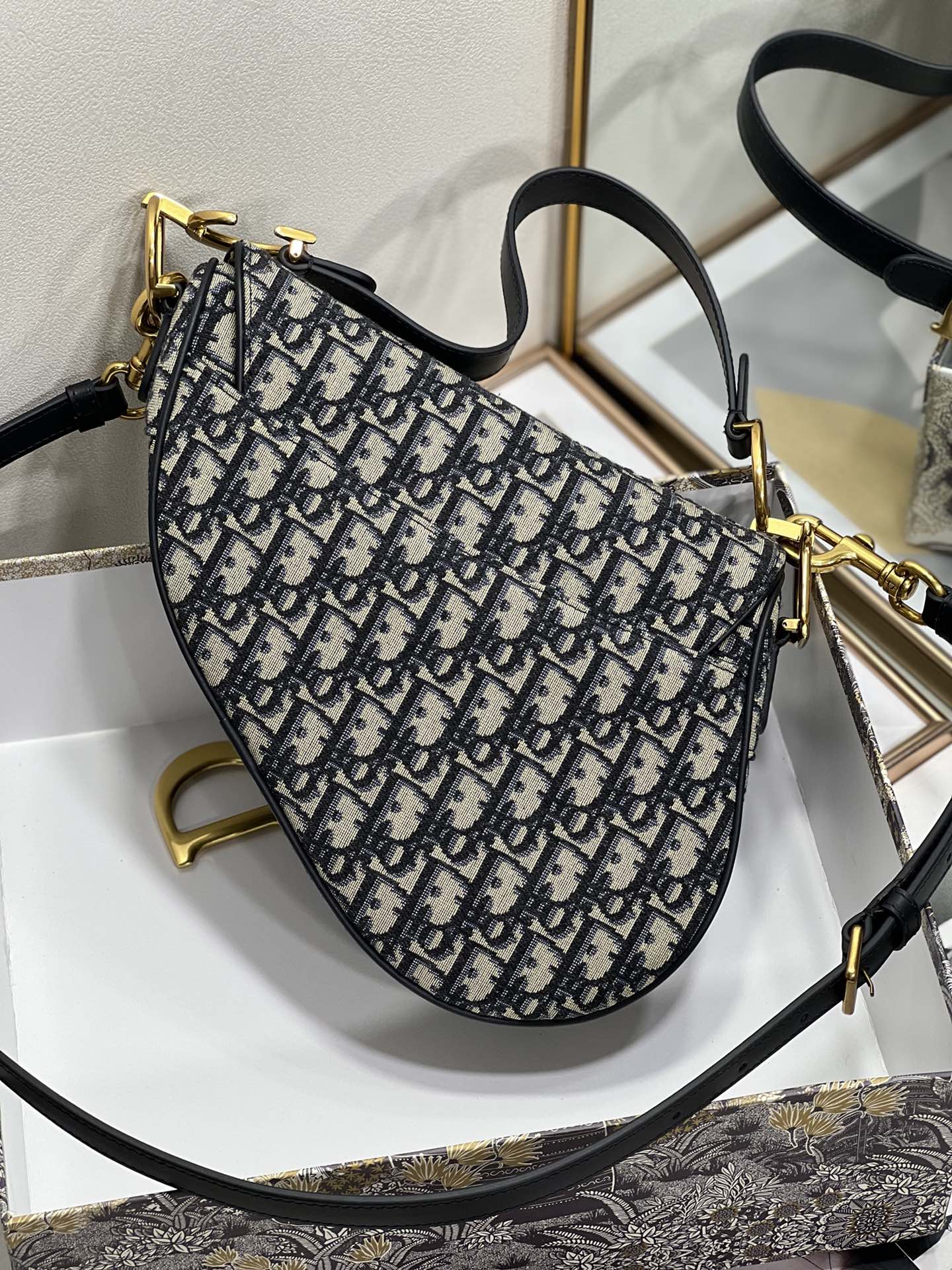 Saddle Bag with Strap Blue Dior Oblique Jacquard (25.5 x 20 x 6.5 cm) Saddle Bag with Strap Blue Dior Oblique Jacquard (25.5 x 20 x 6.5 cm)