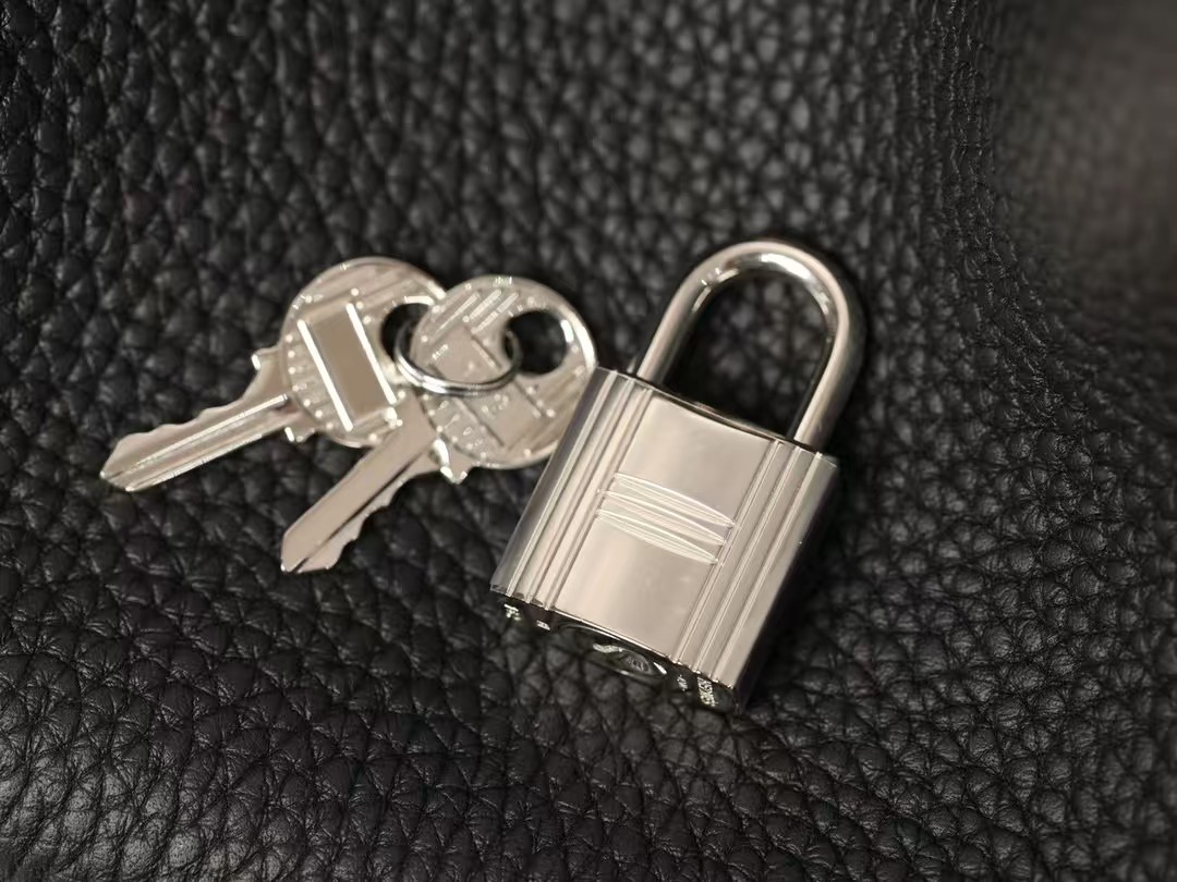 Hermes Taurillon Clemence Picotin Lock 18 PM Black.