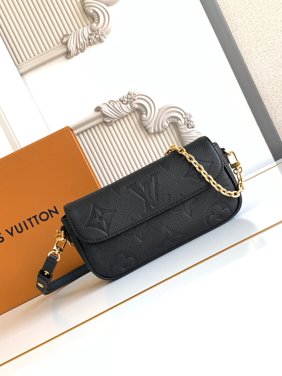 LOUIS VUITTON Wallet On Chain Lvy Monogram Black/Cream/White LOUIS VUITTON Wallet On Chain Lvy Monogram Black/Cream/White