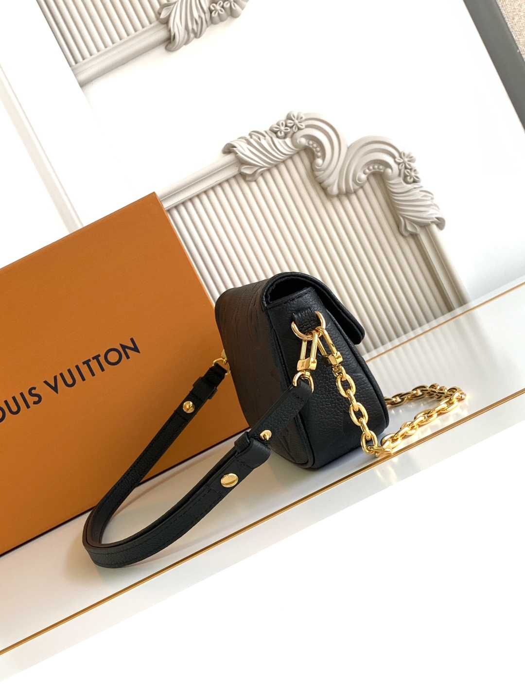 LOUIS VUITTON Wallet On Chain Lvy Monogram Black/Cream/White LOUIS VUITTON Wallet On Chain Lvy Monogram Black/Cream/White