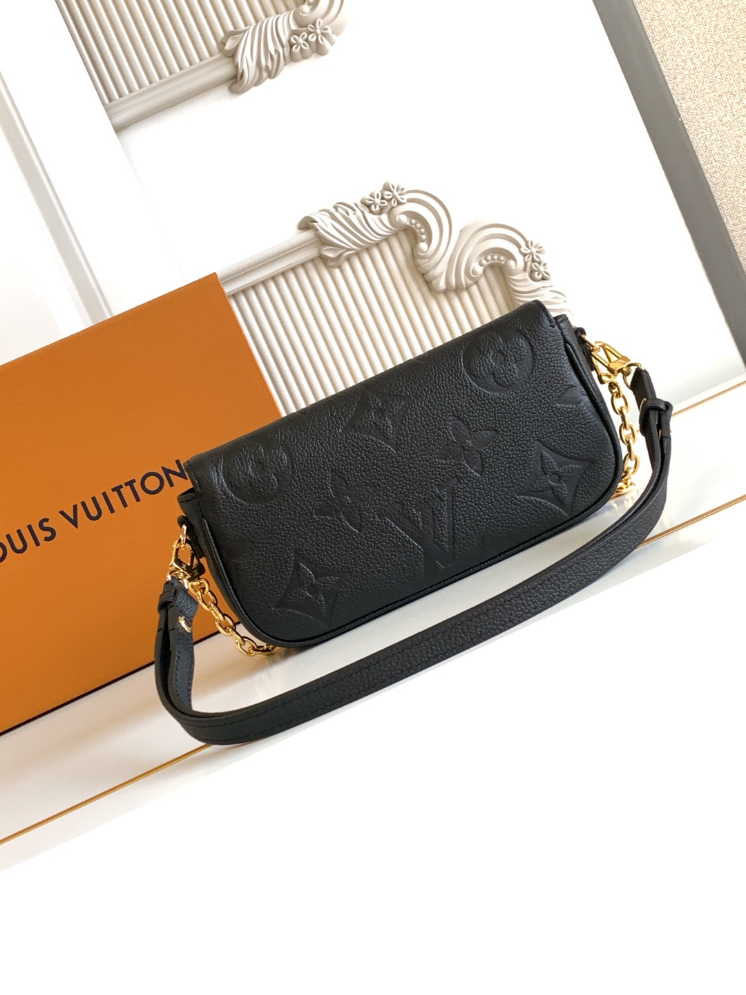 LOUIS VUITTON Wallet On Chain Lvy Monogram Black/Cream/White LOUIS VUITTON Wallet On Chain Lvy Monogram Black/Cream/White
