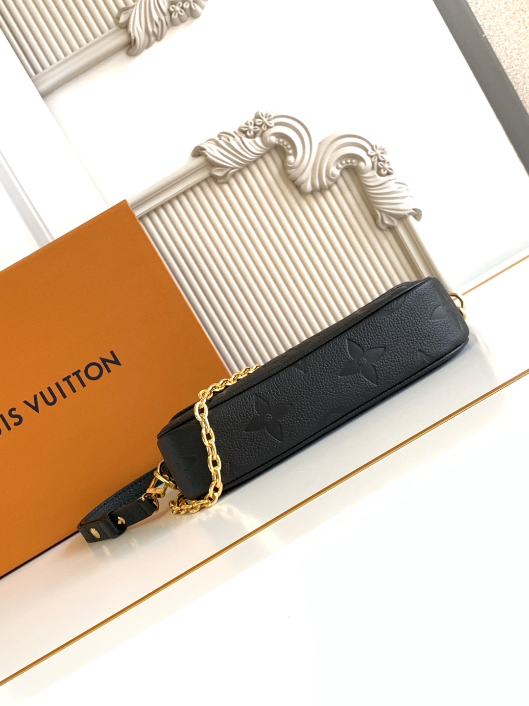 LOUIS VUITTON Wallet On Chain Lvy Monogram Black/Cream/White LOUIS VUITTON Wallet On Chain Lvy Monogram Black/Cream/White