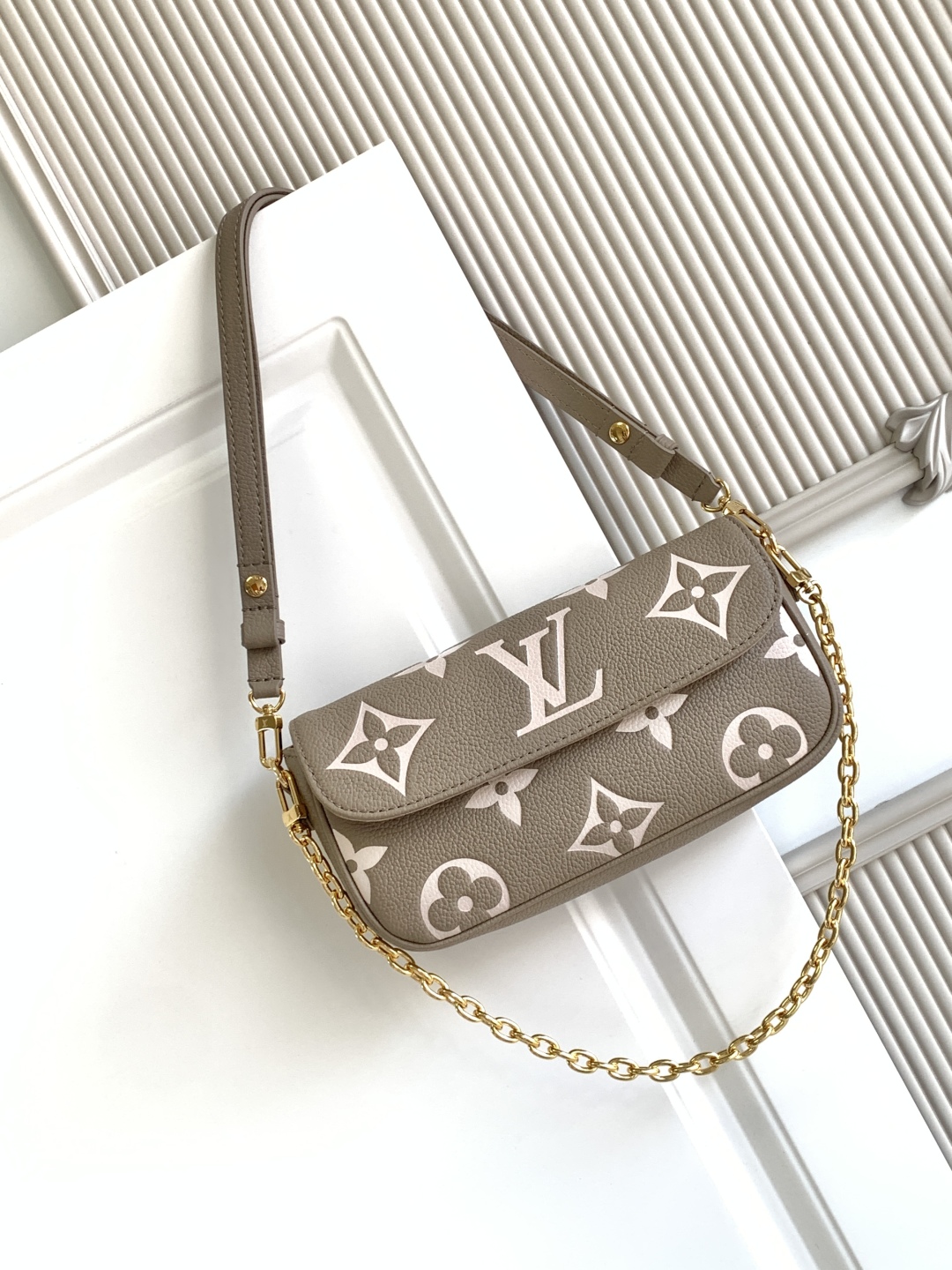 LOUIS VUITTON Wallet On Chain Lvy Monogram Black/Cream/White LOUIS VUITTON Wallet On Chain Lvy Monogram Black/Cream/White