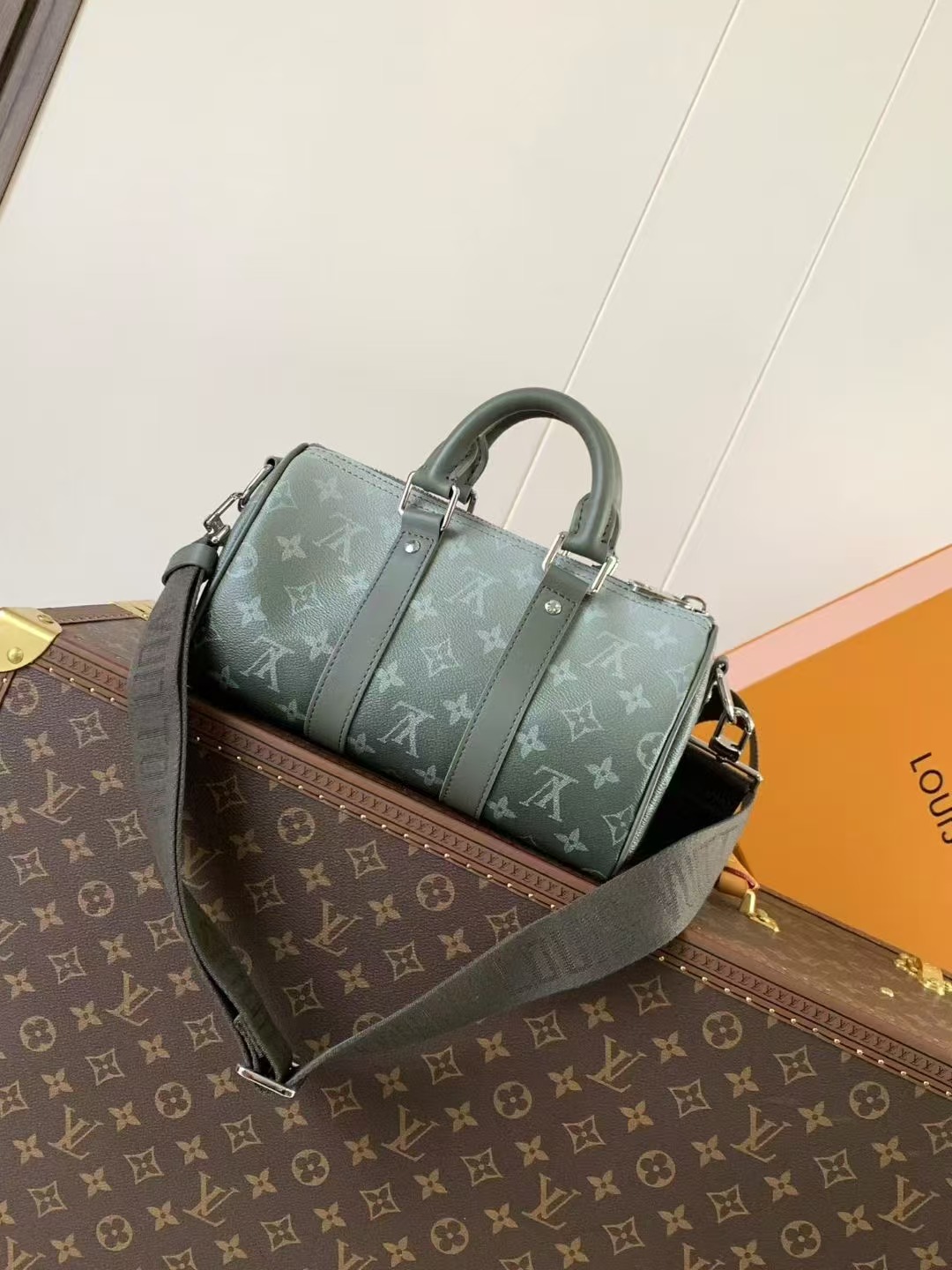 Louis Vuitton Monogram Eclipse Reverse Keepall 25 Bandoulière