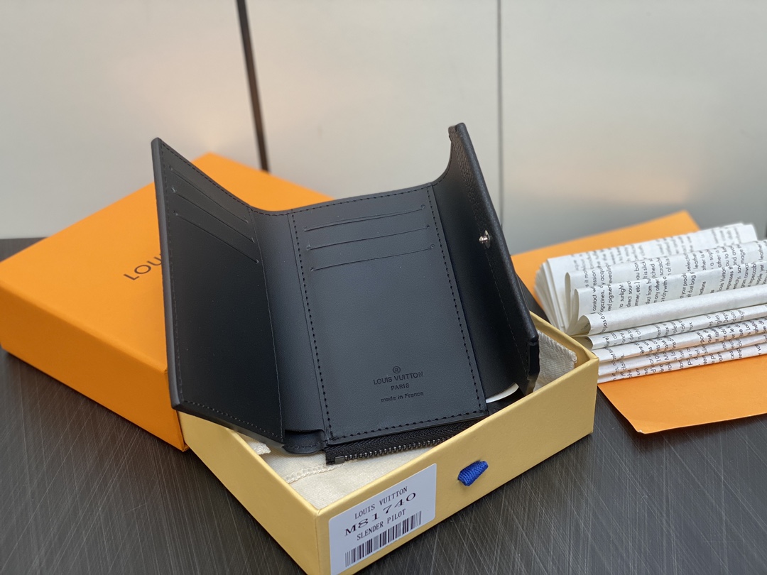 Louis Vuitton Trifold walletAerogram Pilot Black