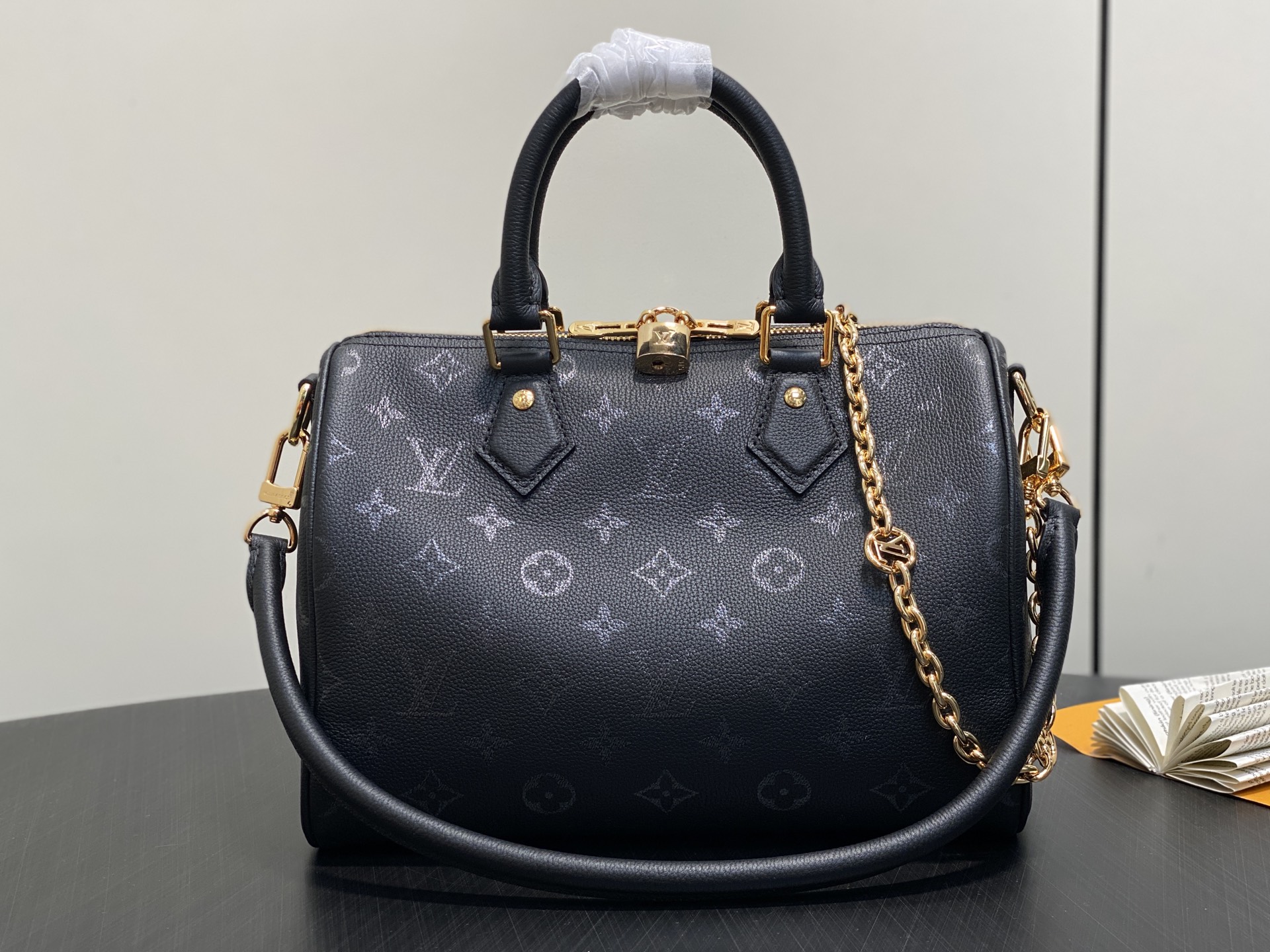 Louis Vuitton Speedy Bandoulière 25 bag in black