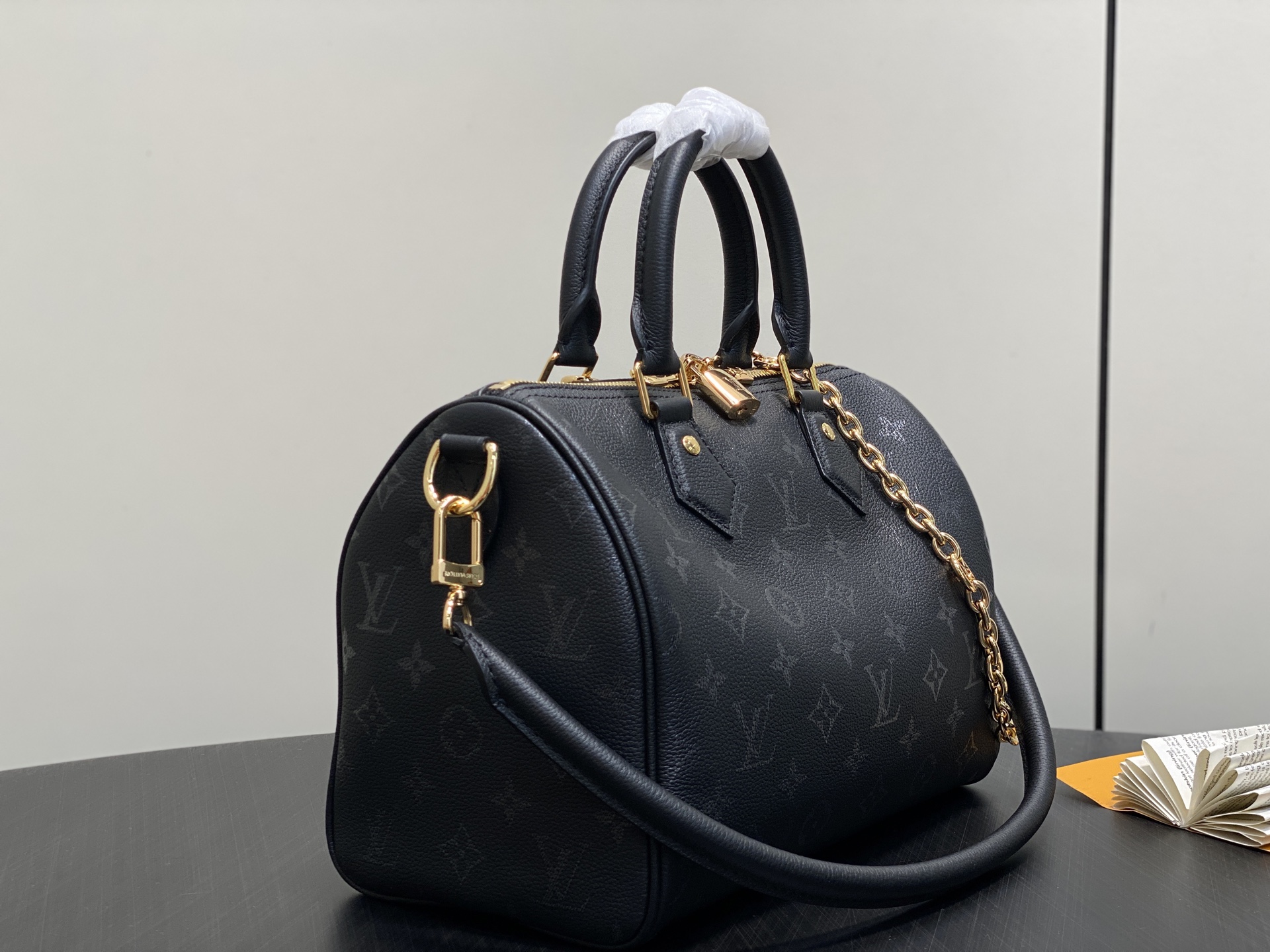 Louis Vuitton Speedy Bandoulière 25 bag in black