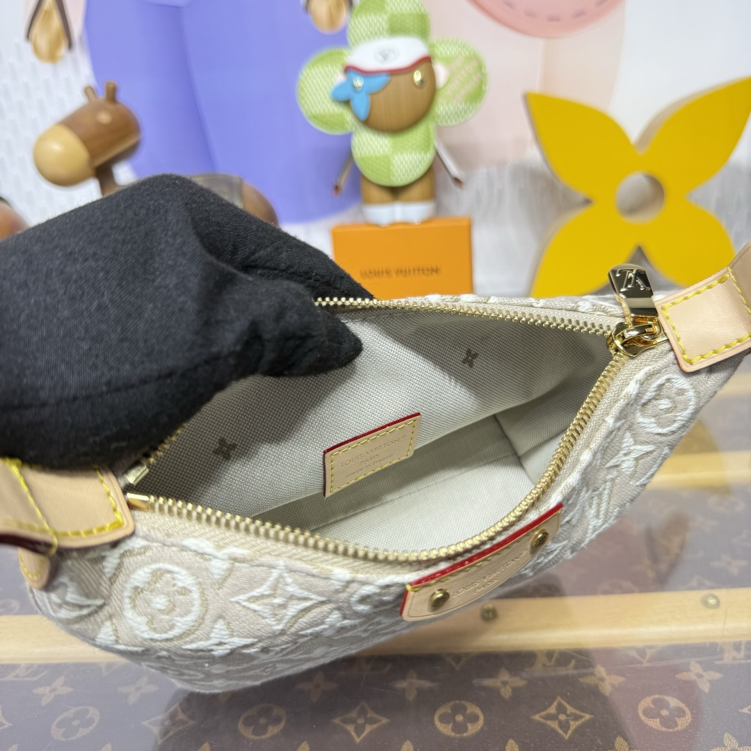 Louis Vuitton Pochette Hills Other Monogram Canvas