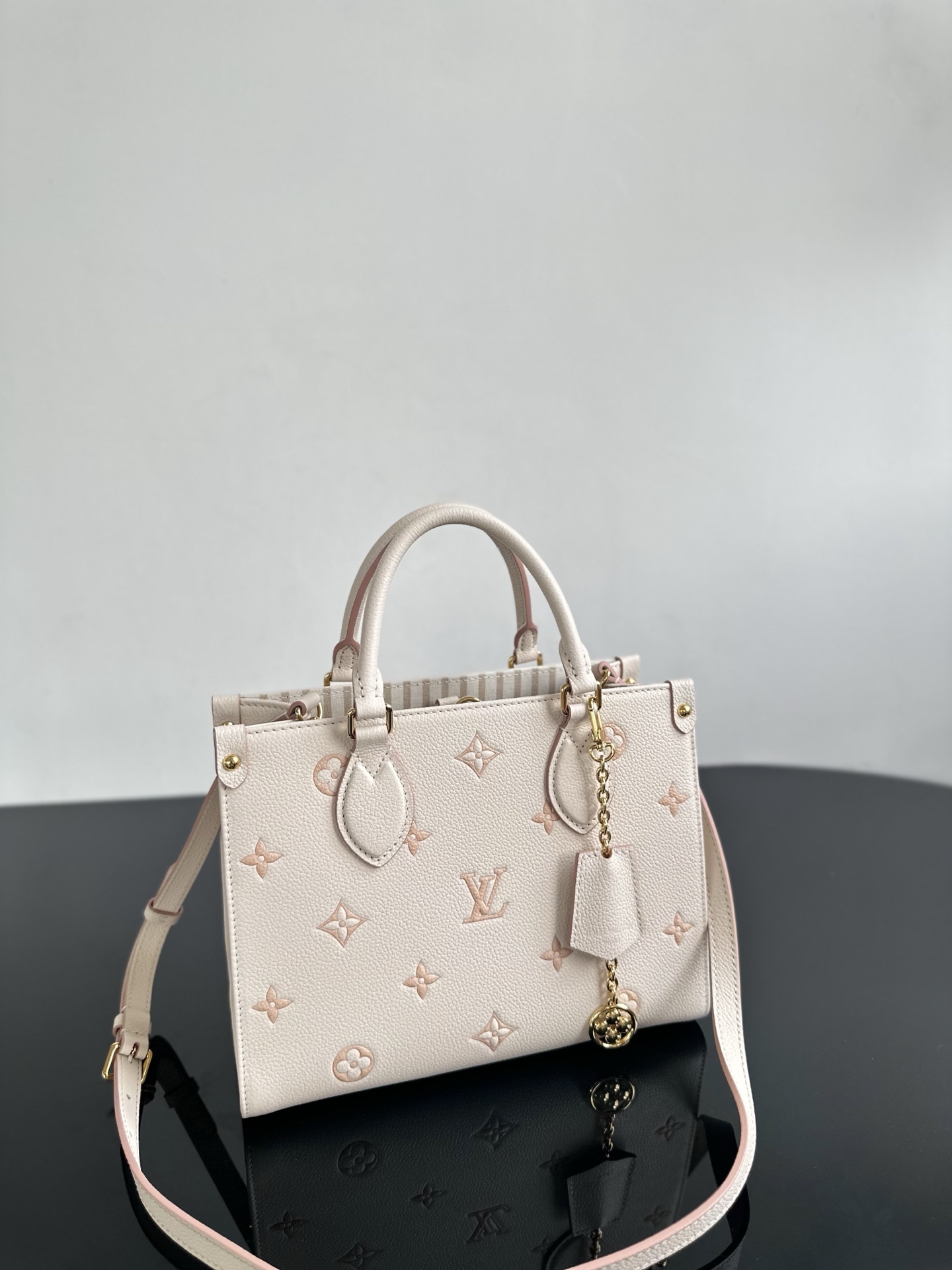 Louis Vuitton Empreinte Monogram Giant Onthego MM Tourterelle Creme Louis Vuitton Empreinte Monogram Giant Onthego MM Tourterelle Creme