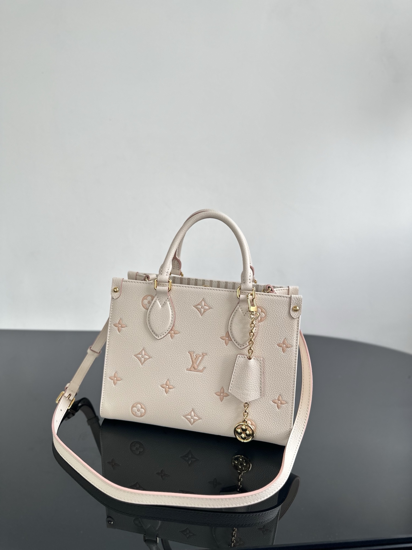 Louis Vuitton Empreinte Monogram Giant Onthego MM Tourterelle Creme Louis Vuitton Empreinte Monogram Giant Onthego MM Tourterelle Creme