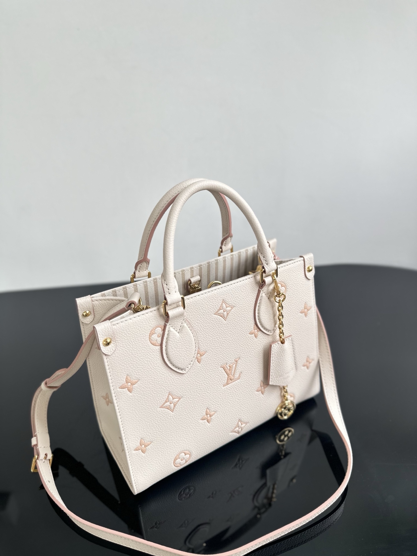 Louis Vuitton Empreinte Monogram Giant Onthego MM Tourterelle Creme Louis Vuitton Empreinte Monogram Giant Onthego MM Tourterelle Creme