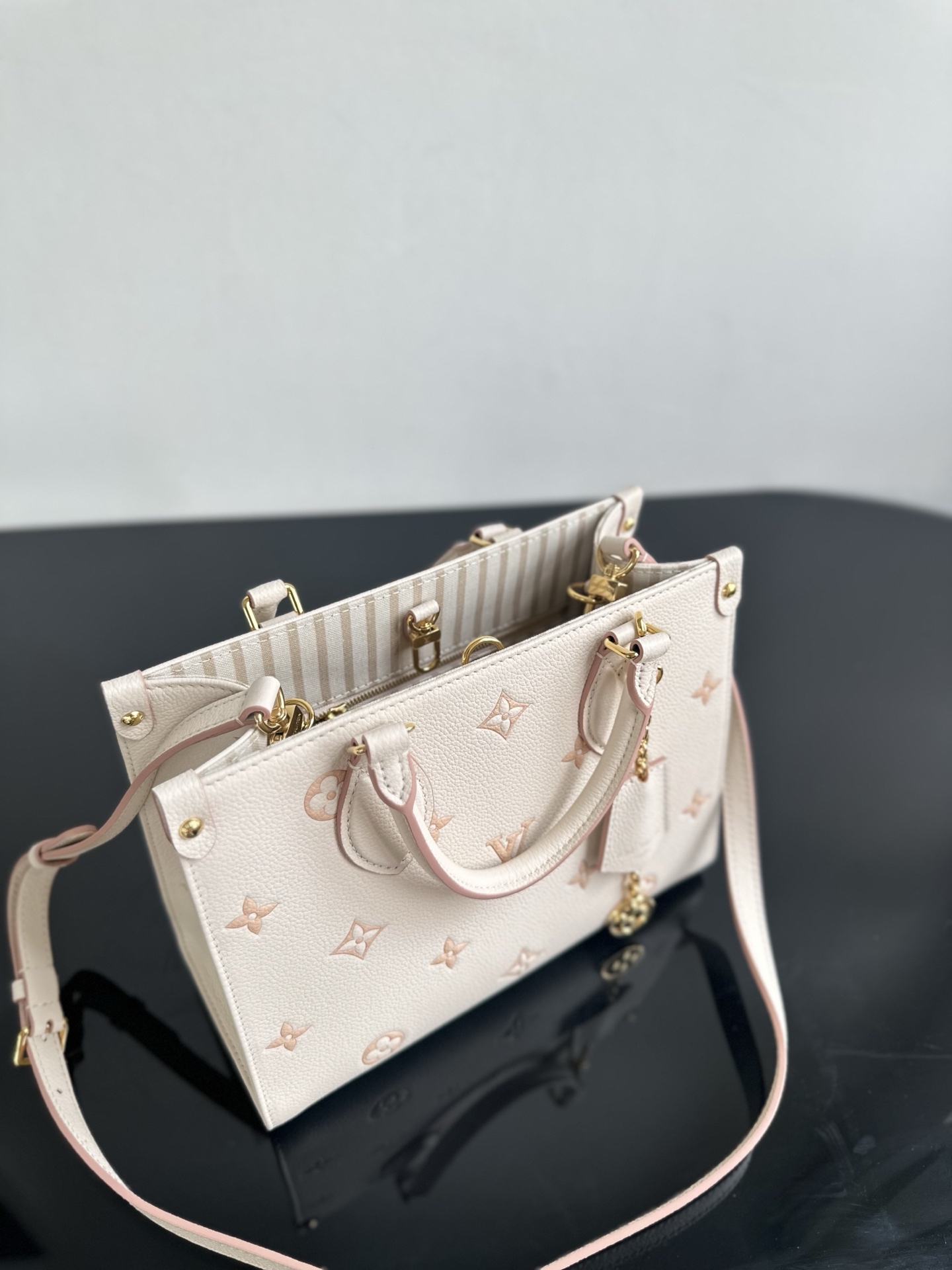 Louis Vuitton Empreinte Monogram Giant Onthego MM Tourterelle Creme Louis Vuitton Empreinte Monogram Giant Onthego MM Tourterelle Creme