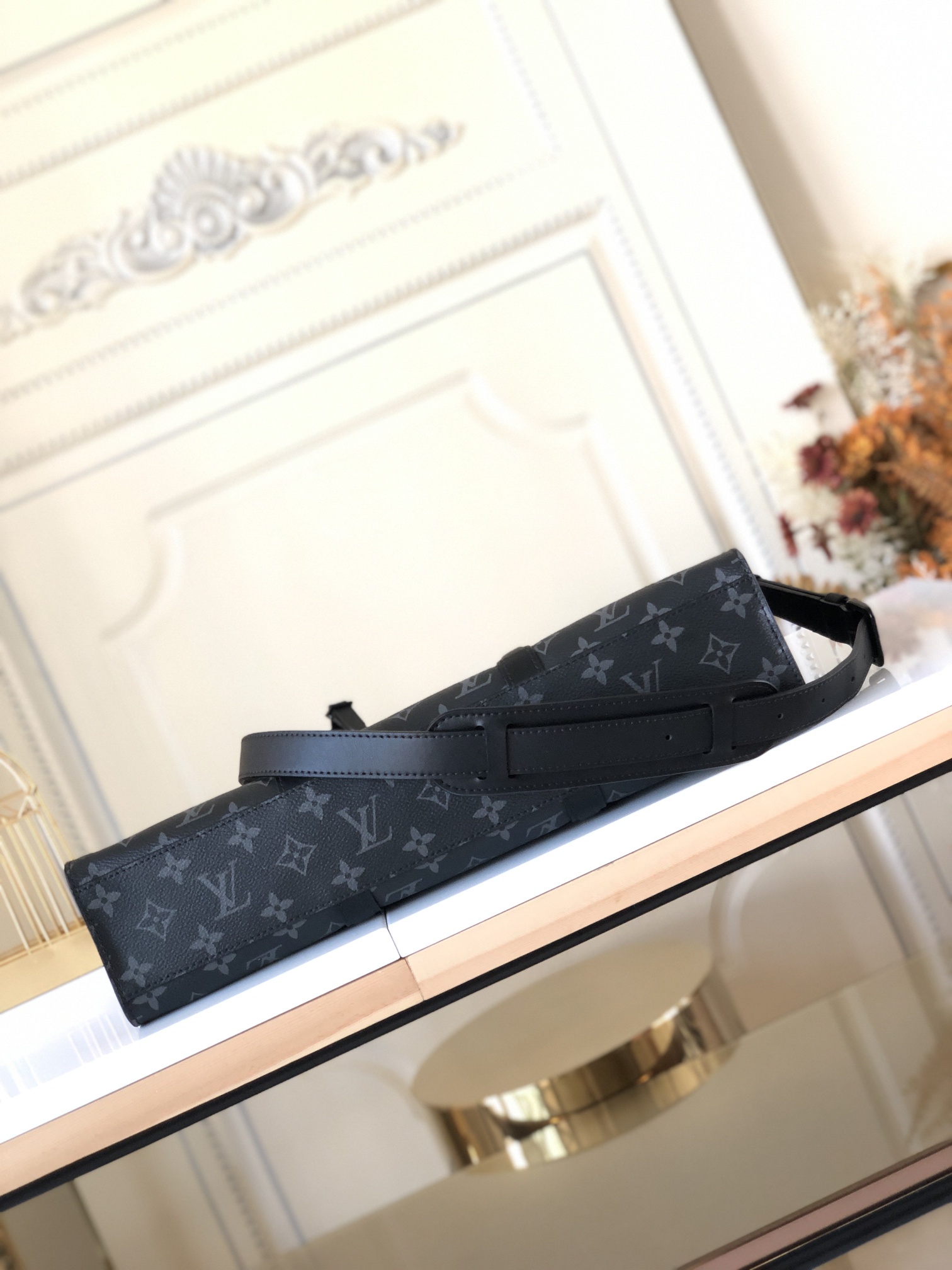 LOUIS VUITTON Sac Plat Horizontal Zippe Eclipse Monogram Eclipse LOUIS VUITTON Sac Plat Horizontal Zippe Eclipse Monogram Eclipse