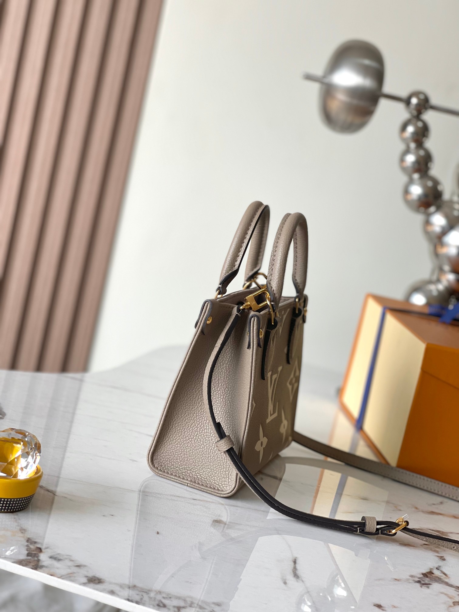 LOUIS VUITTON Onthego BB Bicolore Tourterelle Creme Monogram Empreinte LOUIS VUITTON Onthego BB Bicolore Tourterelle Creme Monogram Empreinte