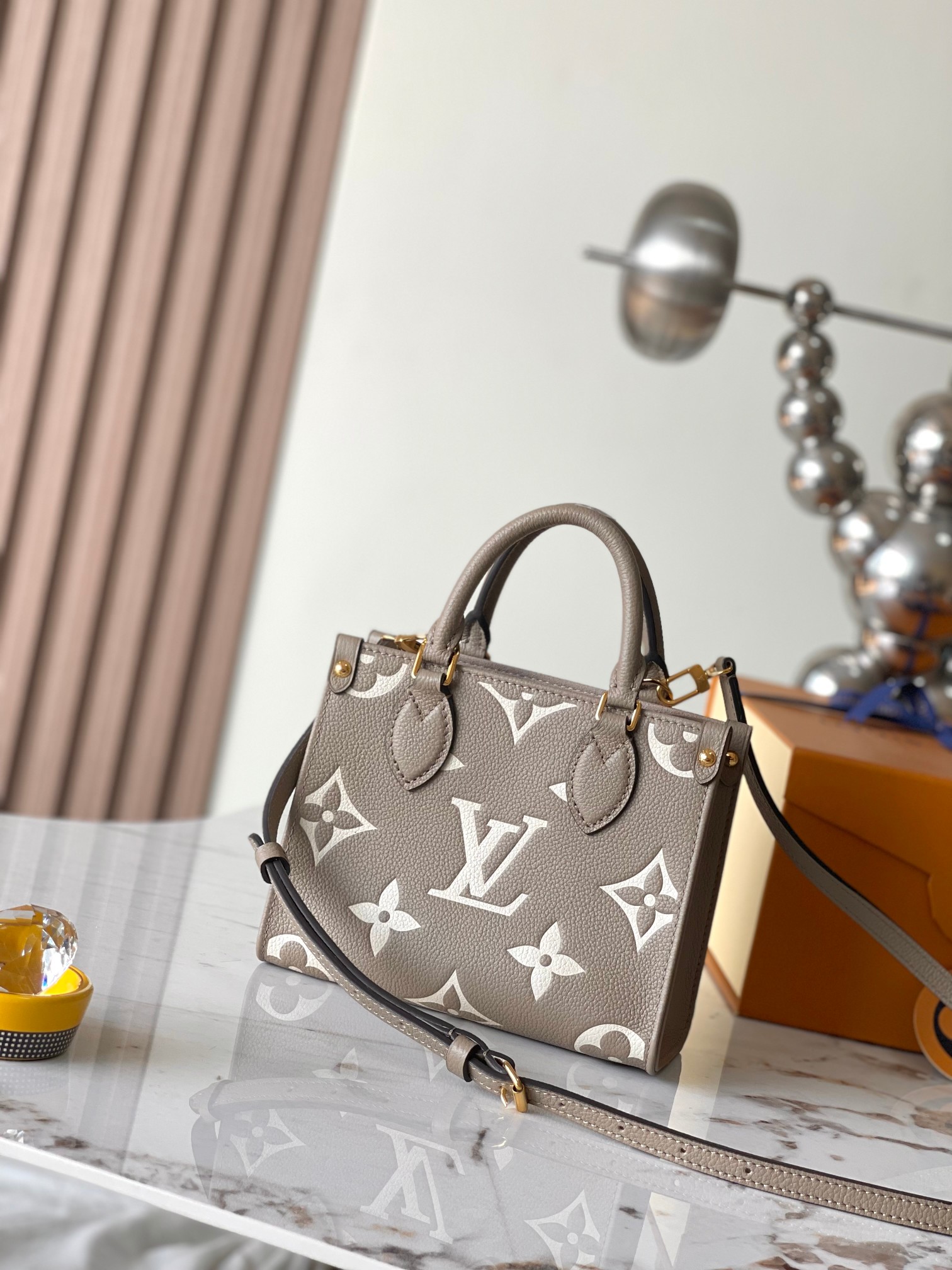 LOUIS VUITTON Onthego BB Bicolore Tourterelle Creme Monogram Empreinte LOUIS VUITTON Onthego BB Bicolore Tourterelle Creme Monogram Empreinte