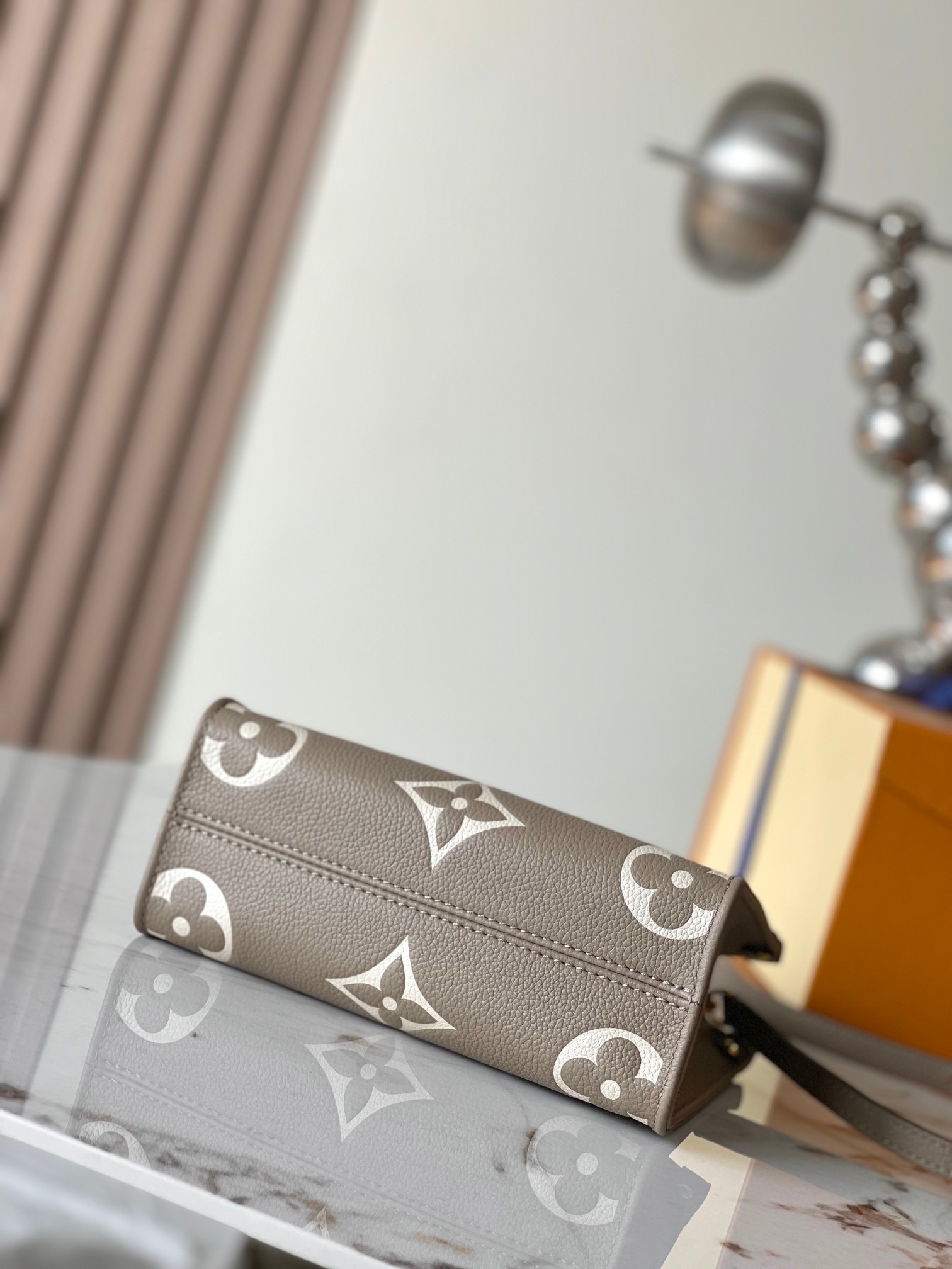 LOUIS VUITTON Onthego BB Bicolore Tourterelle Creme Monogram Empreinte LOUIS VUITTON Onthego BB Bicolore Tourterelle Creme Monogram Empreinte