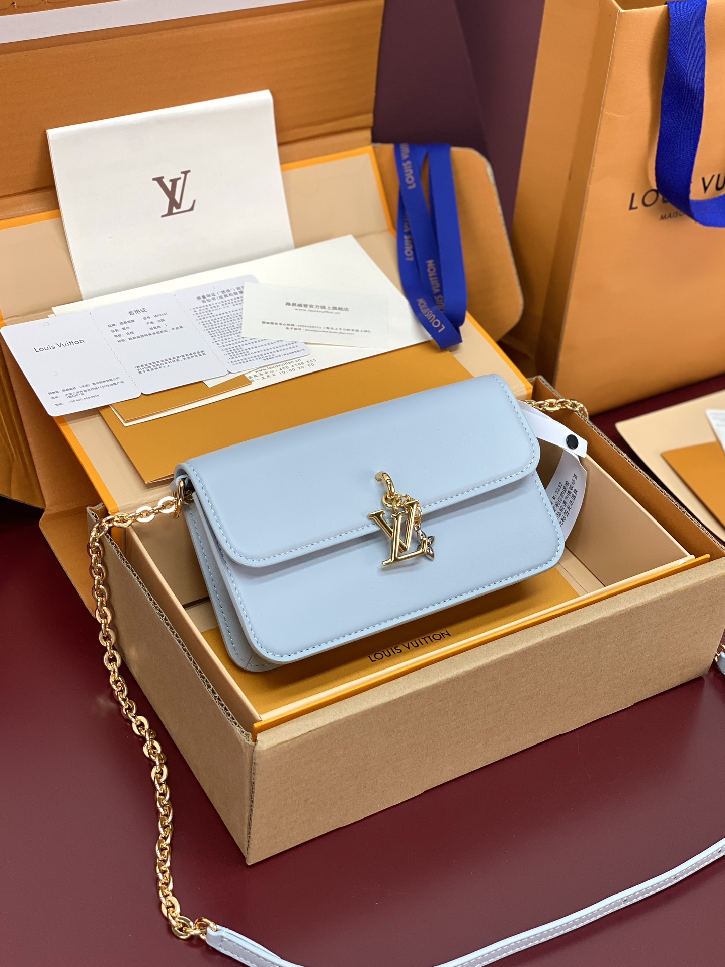 Louis Vuitton LV Bloom Leather Wallet On Chain Louis Vuitton LV Bloom Leather Wallet On Chain