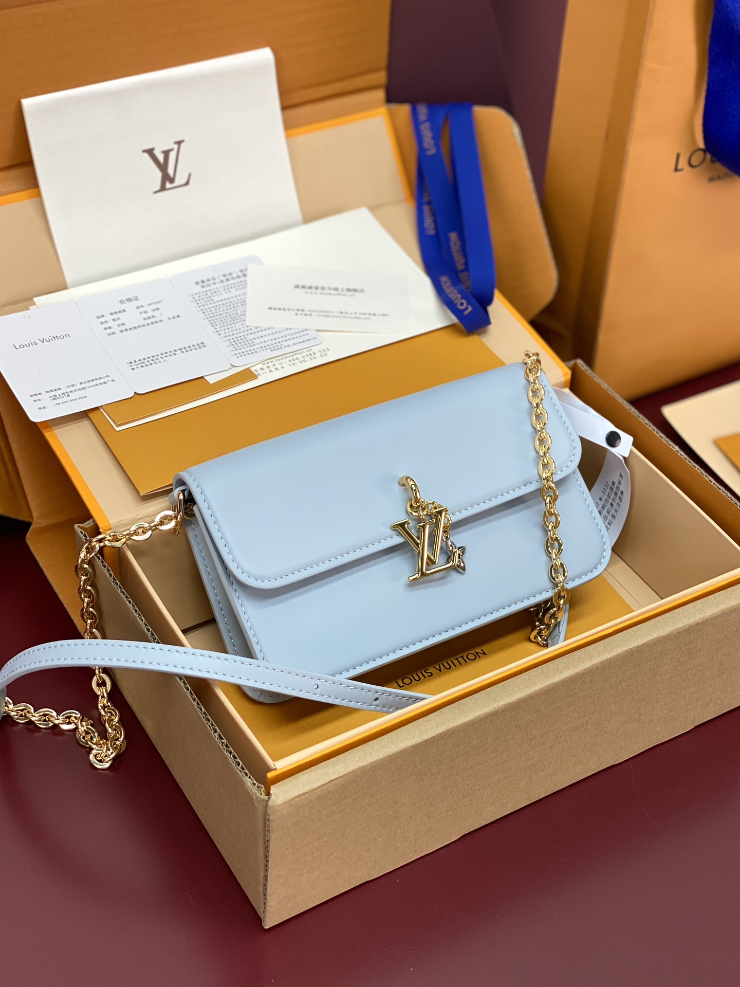 Louis Vuitton LV Bloom Leather Wallet On Chain Louis Vuitton LV Bloom Leather Wallet On Chain