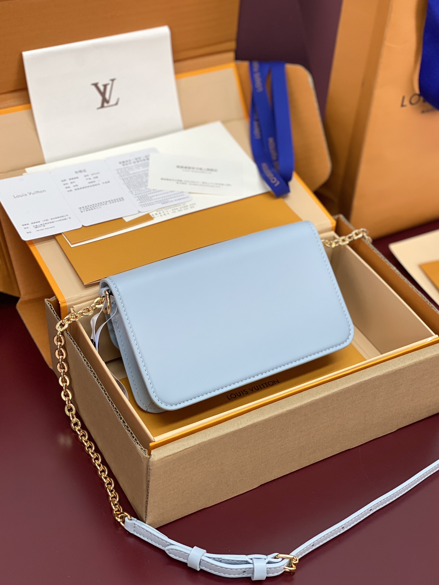 Louis Vuitton LV Bloom Leather Wallet On Chain Louis Vuitton LV Bloom Leather Wallet On Chain