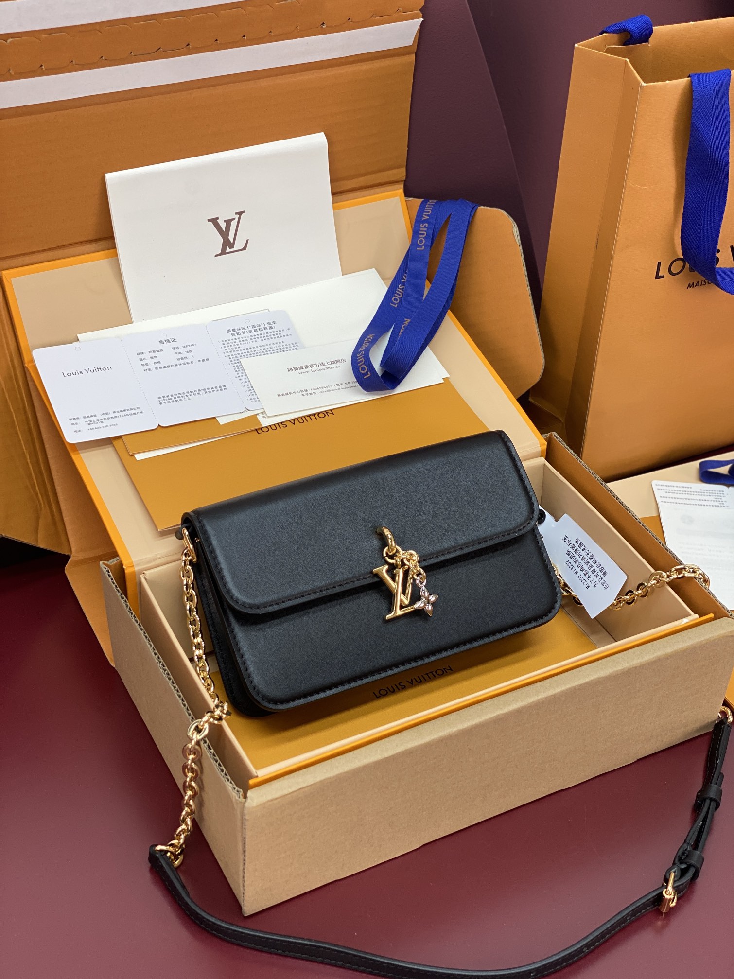 Louis Vuitton LV Bloom Leather Wallet On Chain Louis Vuitton LV Bloom Leather Wallet On Chain