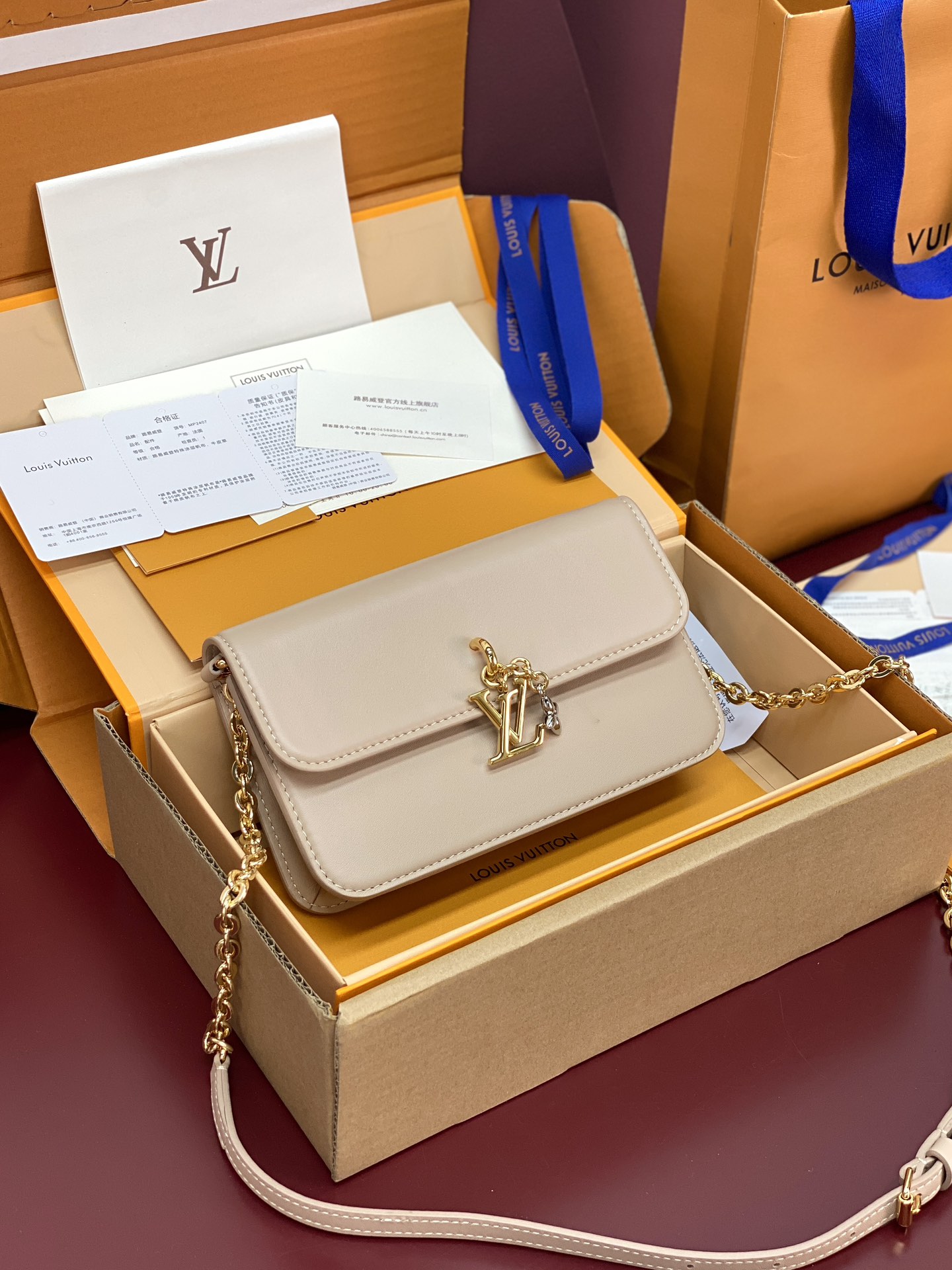 Louis Vuitton LV Bloom Leather Wallet On Chain Louis Vuitton LV Bloom Leather Wallet On Chain